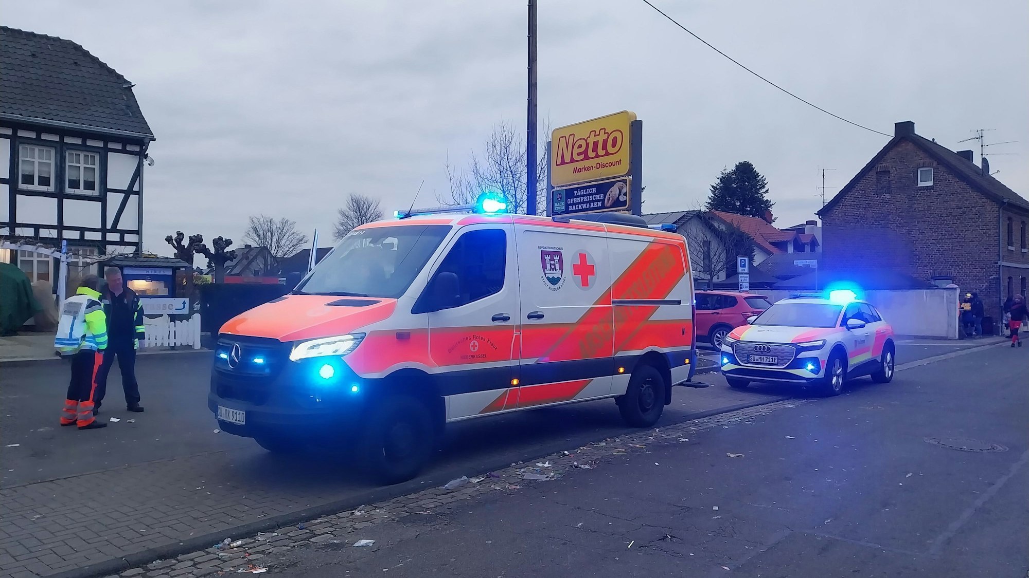 Vier Menschen kamen verletzt ins Krankenhaus, nachdem mehrere Menschen vom Wagen der Rheidter Väter gestürzt waren.