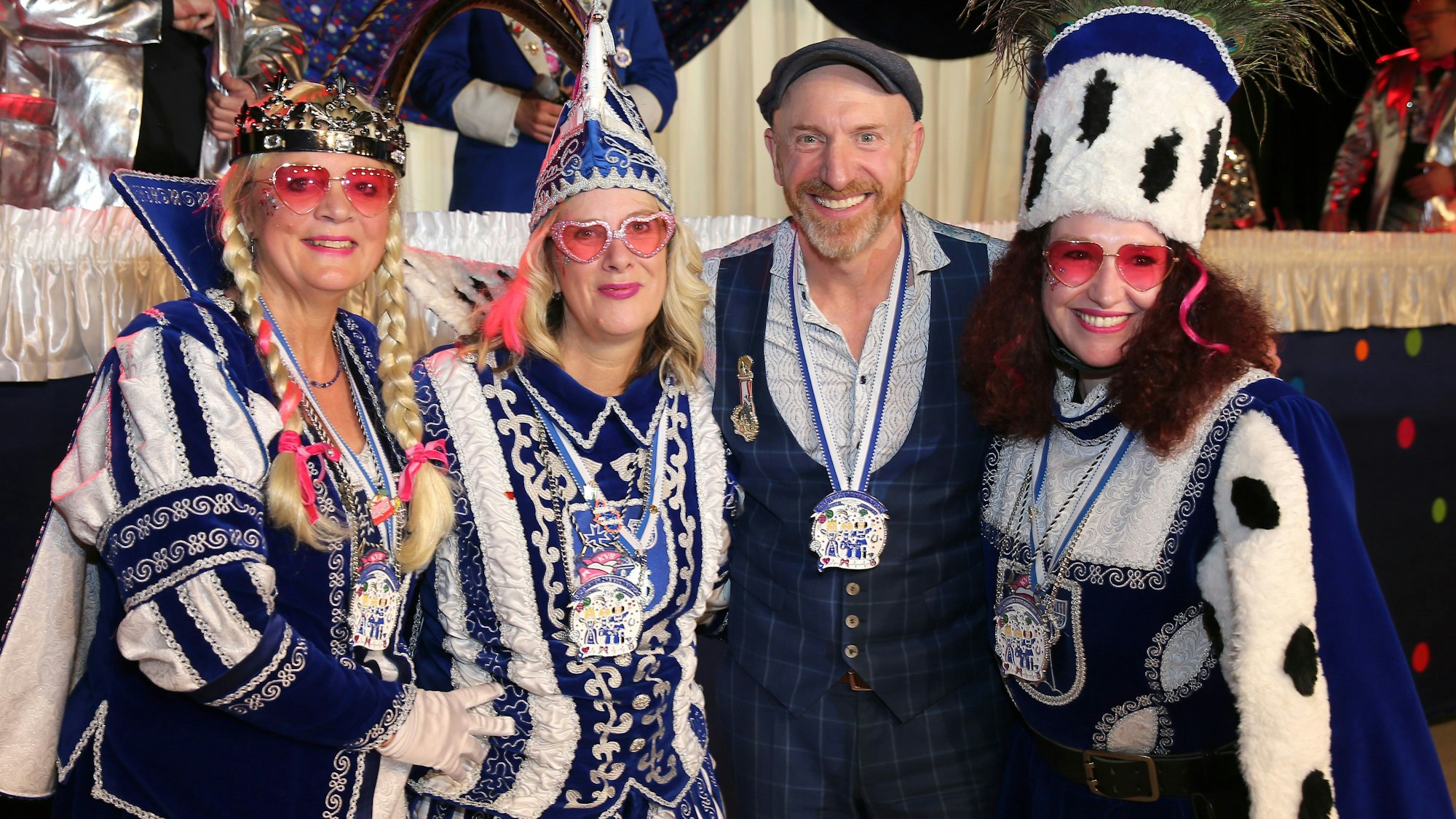 Büttenredner Martin Schops mit dem Bielsteiner Dreigestirn.