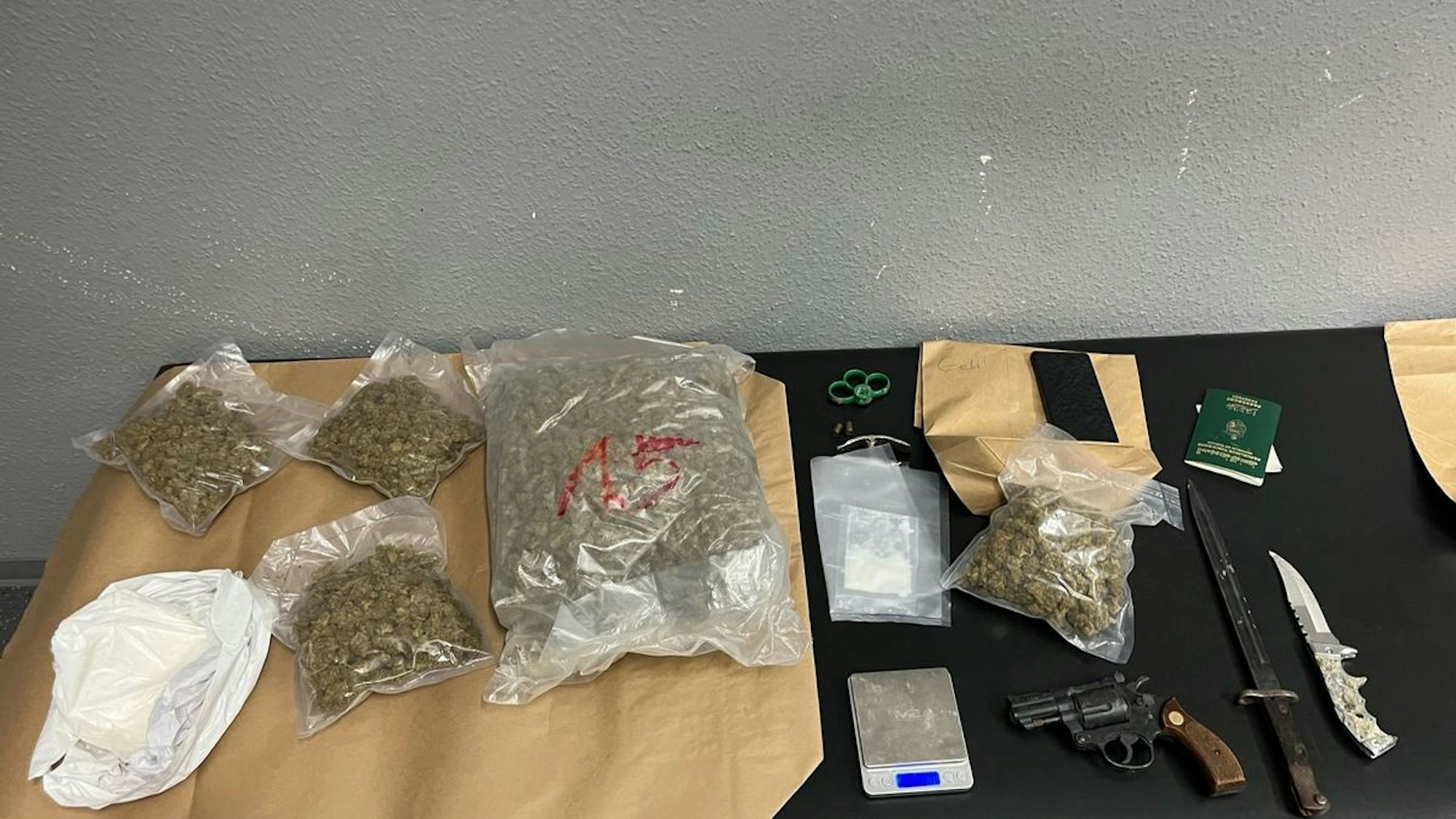 Drogenlager in Köln von Polizei beschlagnahmt.