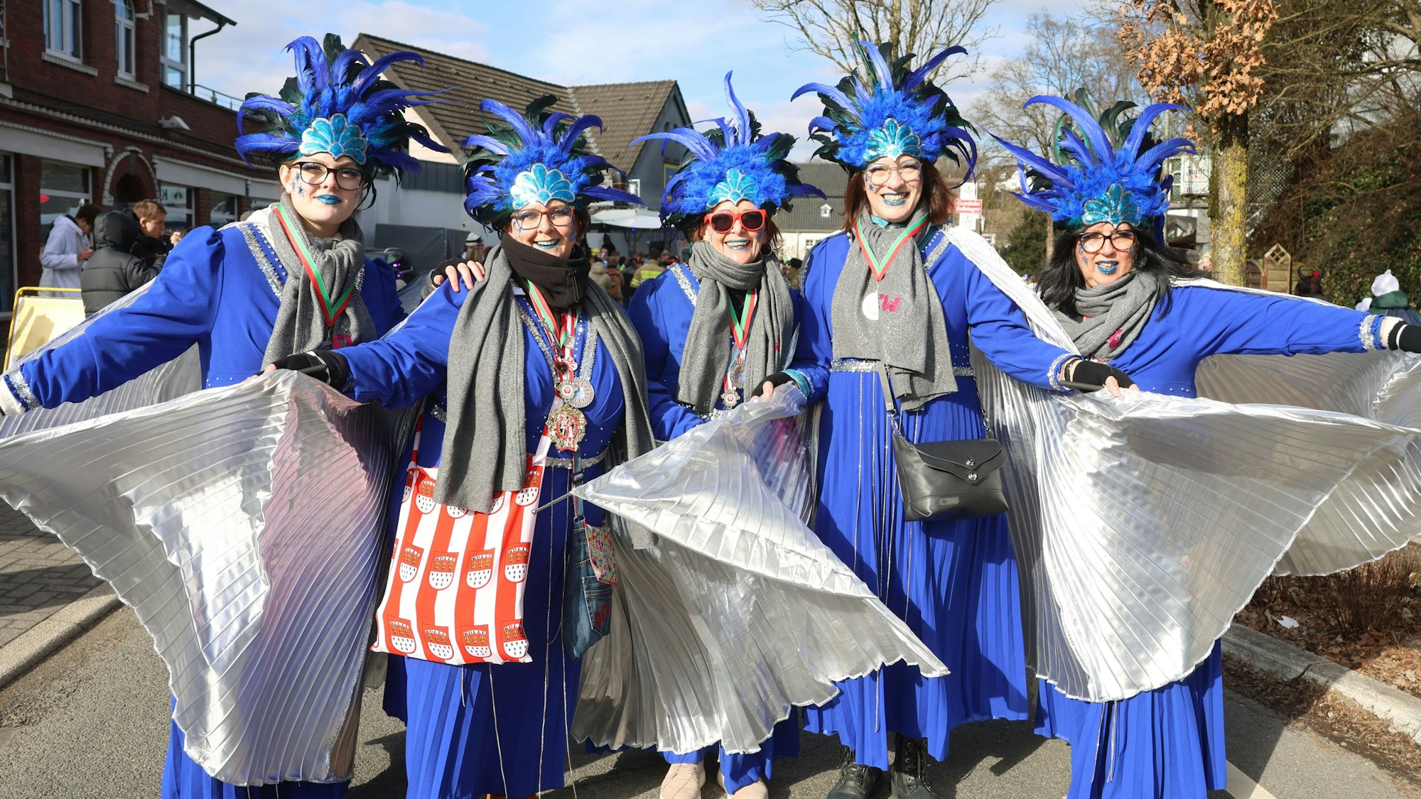 Eine Gruppe bei einem Karnevalszug.