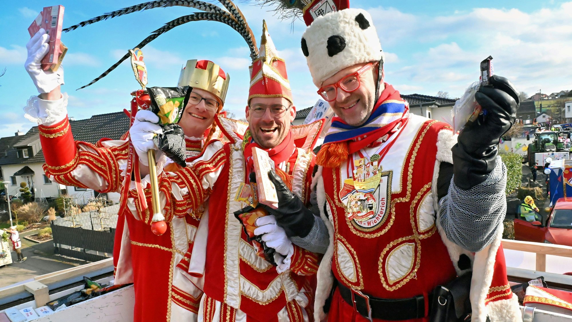 Jungfrau Rosi, Prinz Daniel I. und Bauer Björn freuten sich über einen gelungenen Höhepunkt ihrer Karnevalssession.