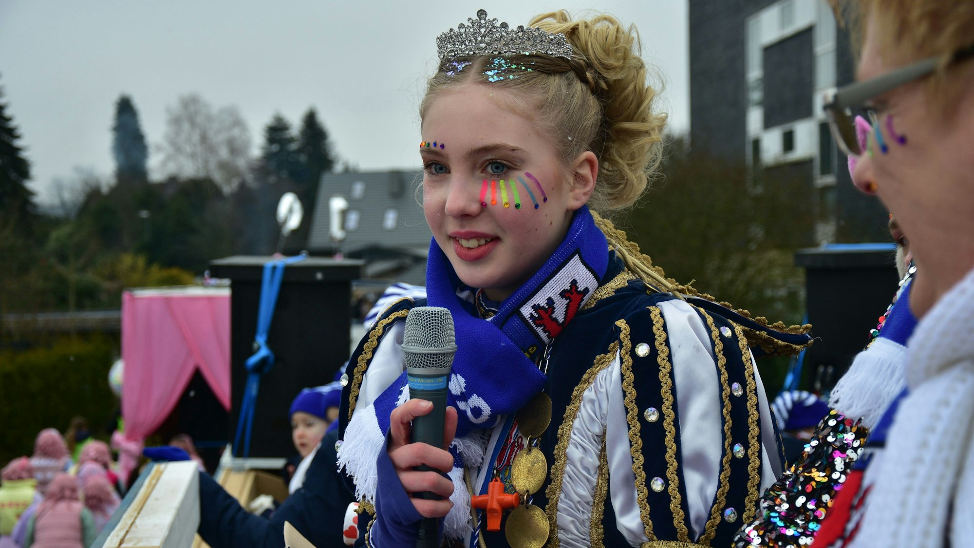 Karnevalszug in Seelscheid: Kinderprinzessin Finja I. kommentiert den Zug auf dem Wagen der KG Für uns Pänz.