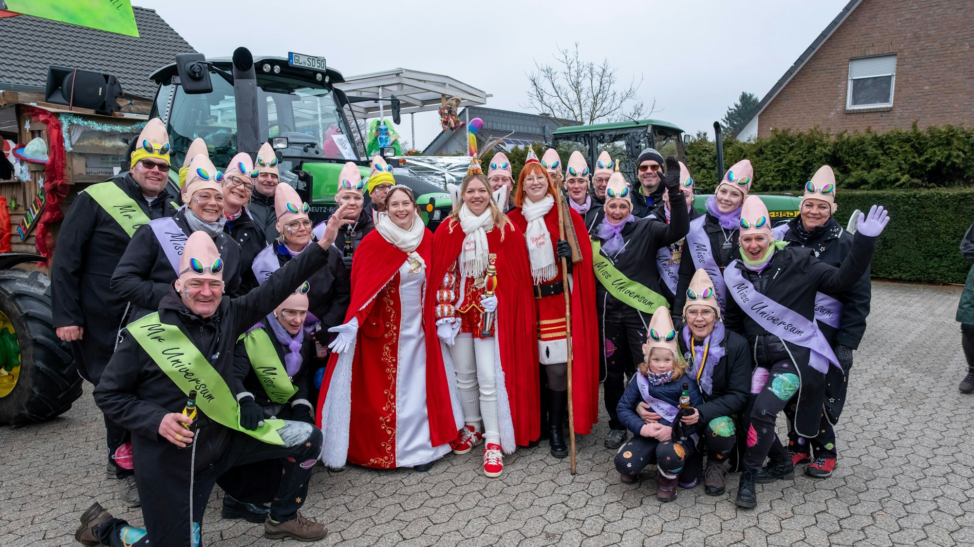 Das Foto zeigt das Dreigestirn mit Begleitern