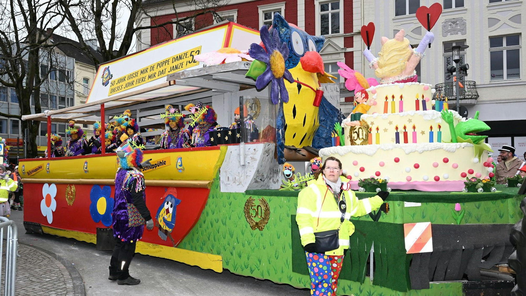 Miss Piggy und Pumuckl sind auf einer Torte auf dem Mottowagen der Schluppühle zu sehen.