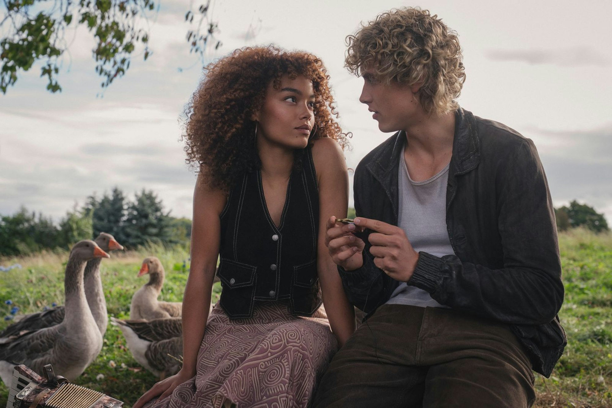 Haymitch träumt von einer gemeinsamen Zukunft mit seiner großen Liebe Lenore Dove (Whitney Peak), bevor er sie für die tödlichen Hungerspiele zurücklassen muss. (Bild: 2025 Lionsgate)