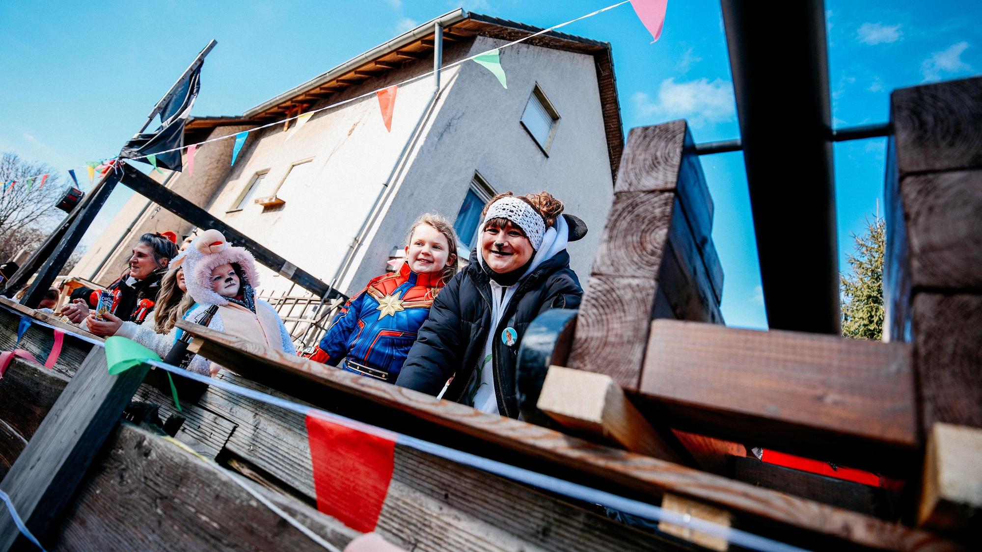 Katrin Kürrer und ihre Tochter auf ihrem Grundstück.