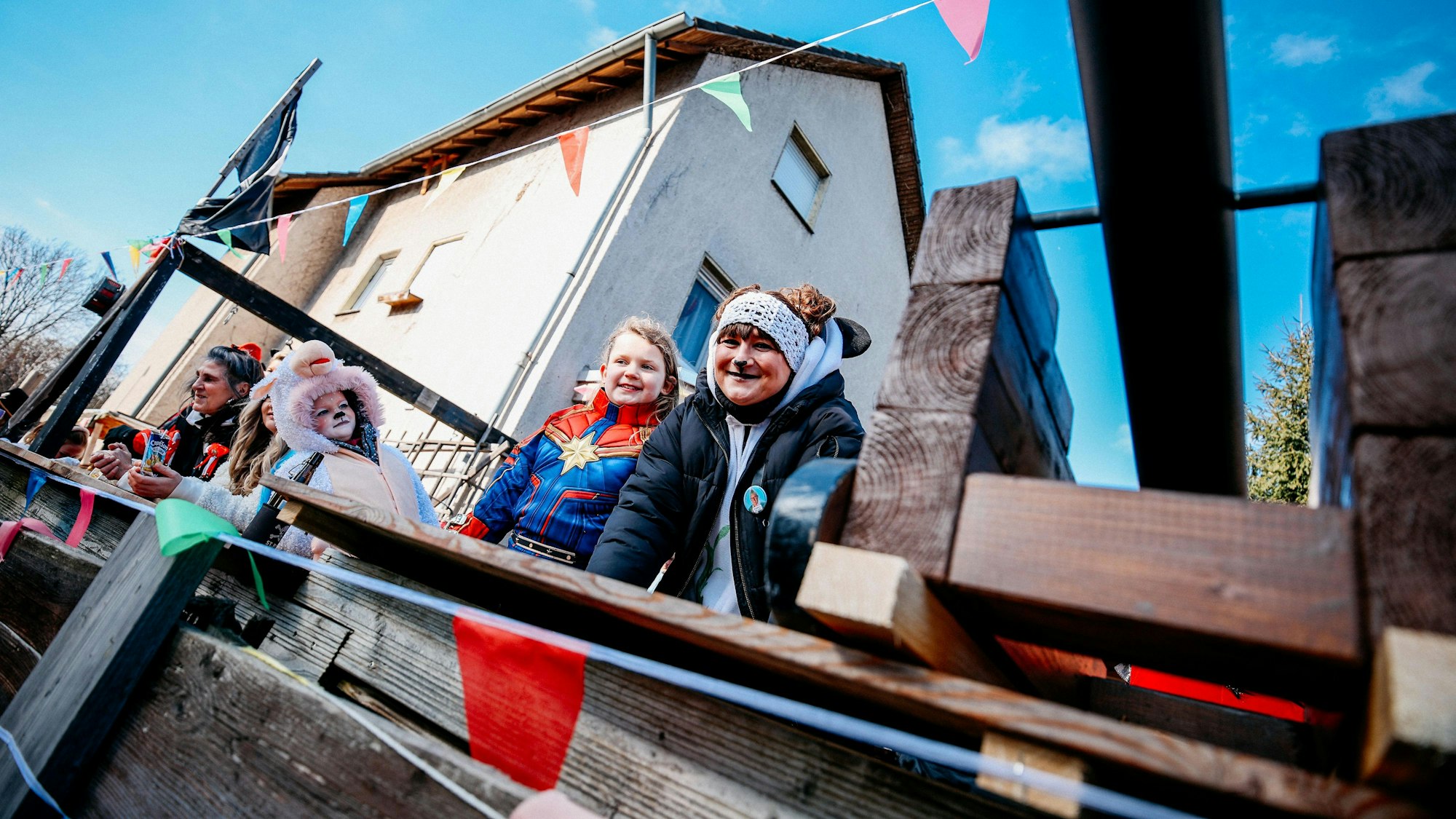Katrin Kürrer und ihre Tochter auf ihrem Grundstück.