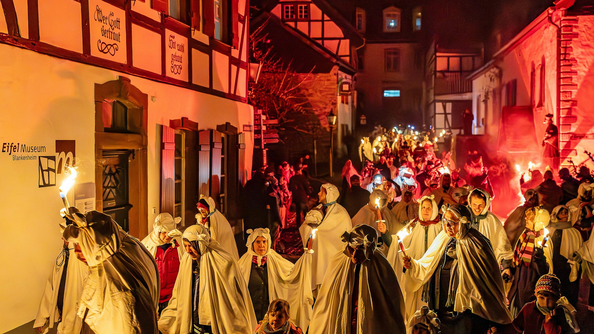 Hunderte Geister ziehen durch das Ahrstädtchen.