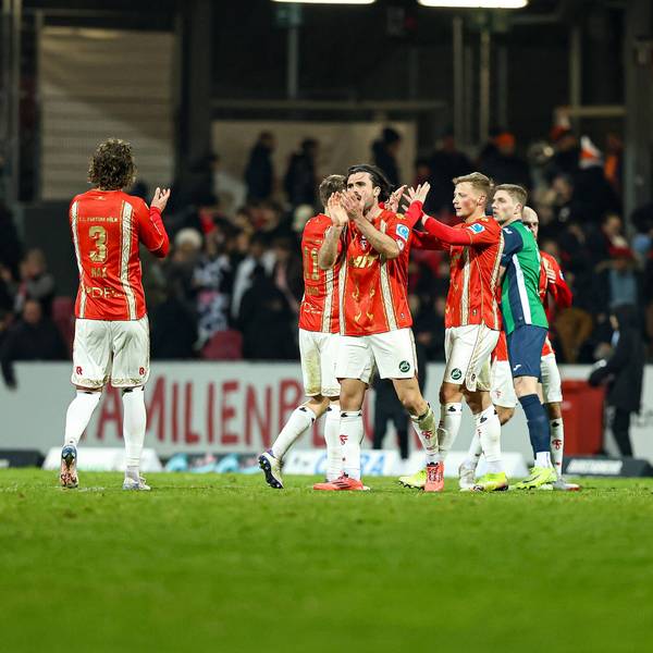 13.02.2026, xKWIx, Fußball, Regionalliga West, SC Fortuna Köln - FC Gütersloh, Südstadion: Die Kölner freuen sich über den Abpfiff und den Sieg Photo: xKamilxWilkowskixPressefotoKochx NRW Deutschland *** 13 02 2026, xKWIx, Football, Regionalliga West, SC Fortuna Köln FC Gütersloh, Südstadion The Cologne players celebrate the final whistle and the victory Photo xKamilxWilkowskixPressefotoKochx NRW Germany