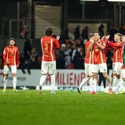 13.02.2026, xKWIx, Fußball, Regionalliga West, SC Fortuna Köln - FC Gütersloh, Südstadion: Die Kölner freuen sich über den Abpfiff und den Sieg Photo: xKamilxWilkowskixPressefotoKochx NRW Deutschland *** 13 02 2026, xKWIx, Football, Regionalliga West, SC Fortuna Köln FC Gütersloh, Südstadion The Cologne players celebrate the final whistle and the victory Photo xKamilxWilkowskixPressefotoKochx NRW Germany
