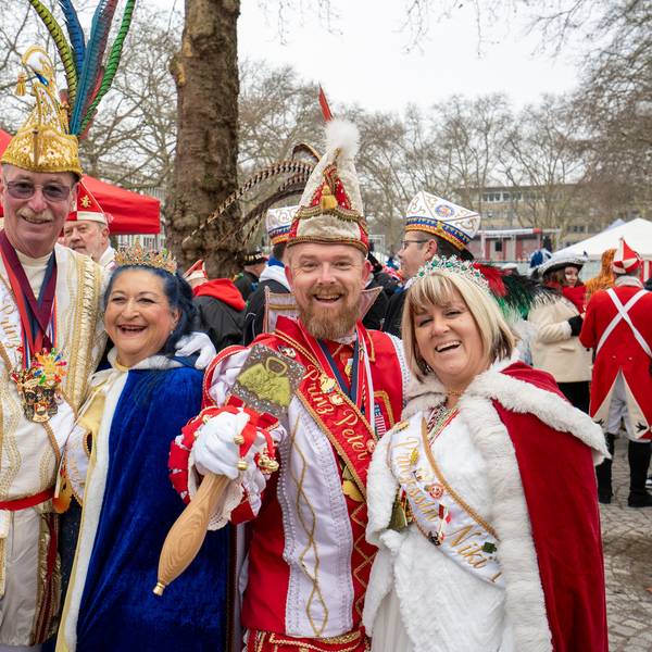 Timothy und Priscilla Swan (l.) sowie Niki und Peter Battaglia sind Prinzenpaare aus San Diego und besuchen den Kölner Karneval.