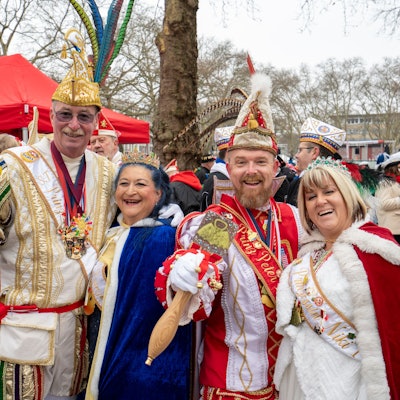 Timothy und Priscilla Swan (l.) sowie Niki und Peter Battaglia sind Prinzenpaare aus San Diego und besuchen den Kölner Karneval.
