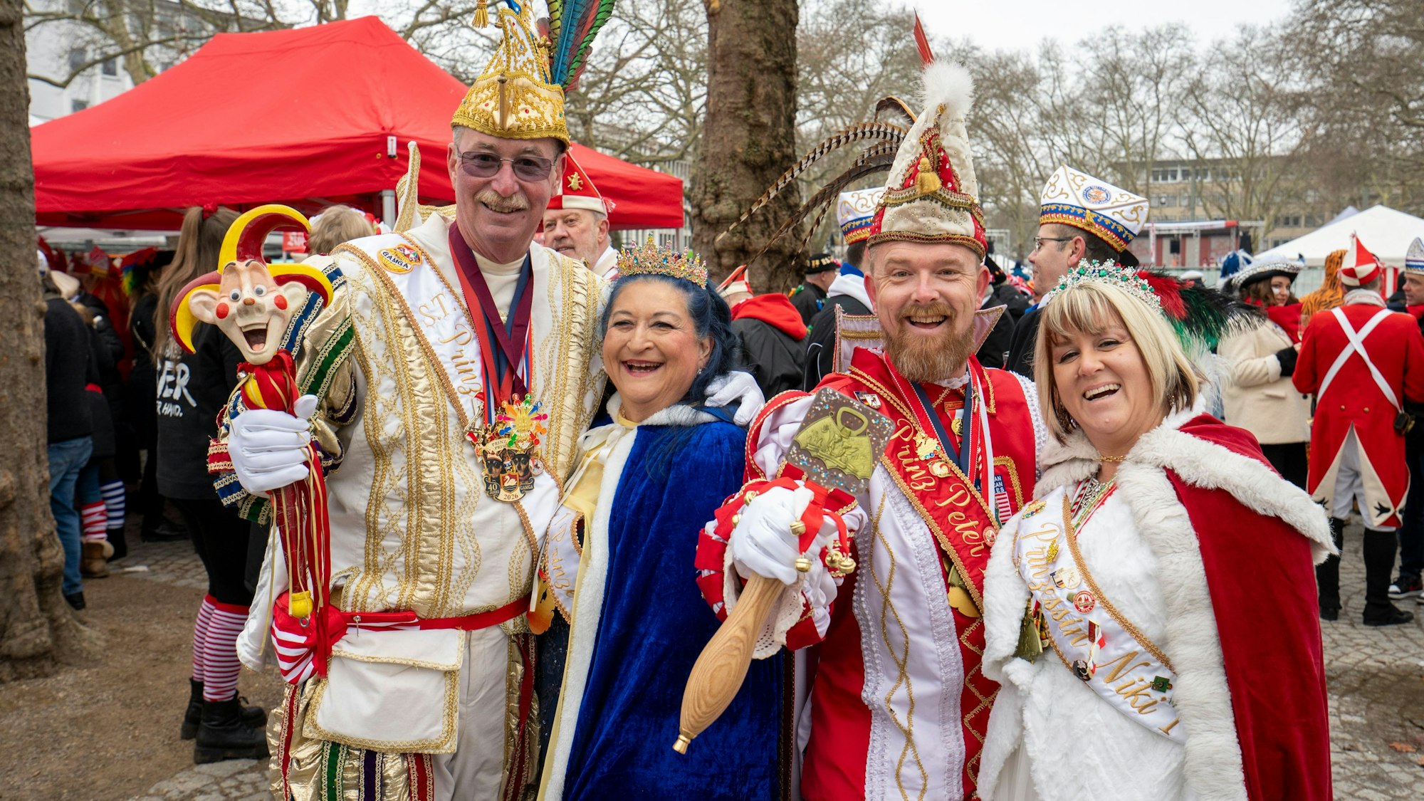 Timothy und Priscilla Swan (l.) sowie Niki und Peter Battaglia sind Prinzenpaare aus San Diego und besuchen den Kölner Karneval.