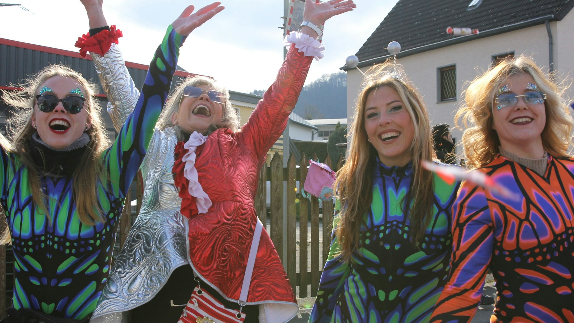 Als Aliens eröffneten Celina, Karin, Jeanne und Katja den Heimbacher Karnevalszug.