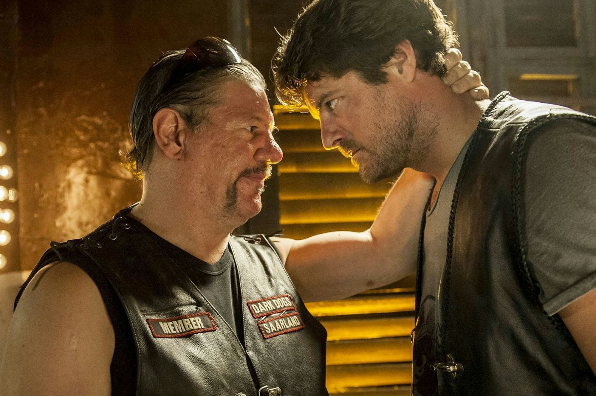 Claude-Oliver Rudolph (links) in „Eine Handvoll Paradies“ (2013), seinem vierten „Tatort“-Einsatz. Auch diesen überlebte er nicht: Seine Figur, Rockerchef „Rüde“, stirbt früh. (Bild: SR / Manuela Meyer)