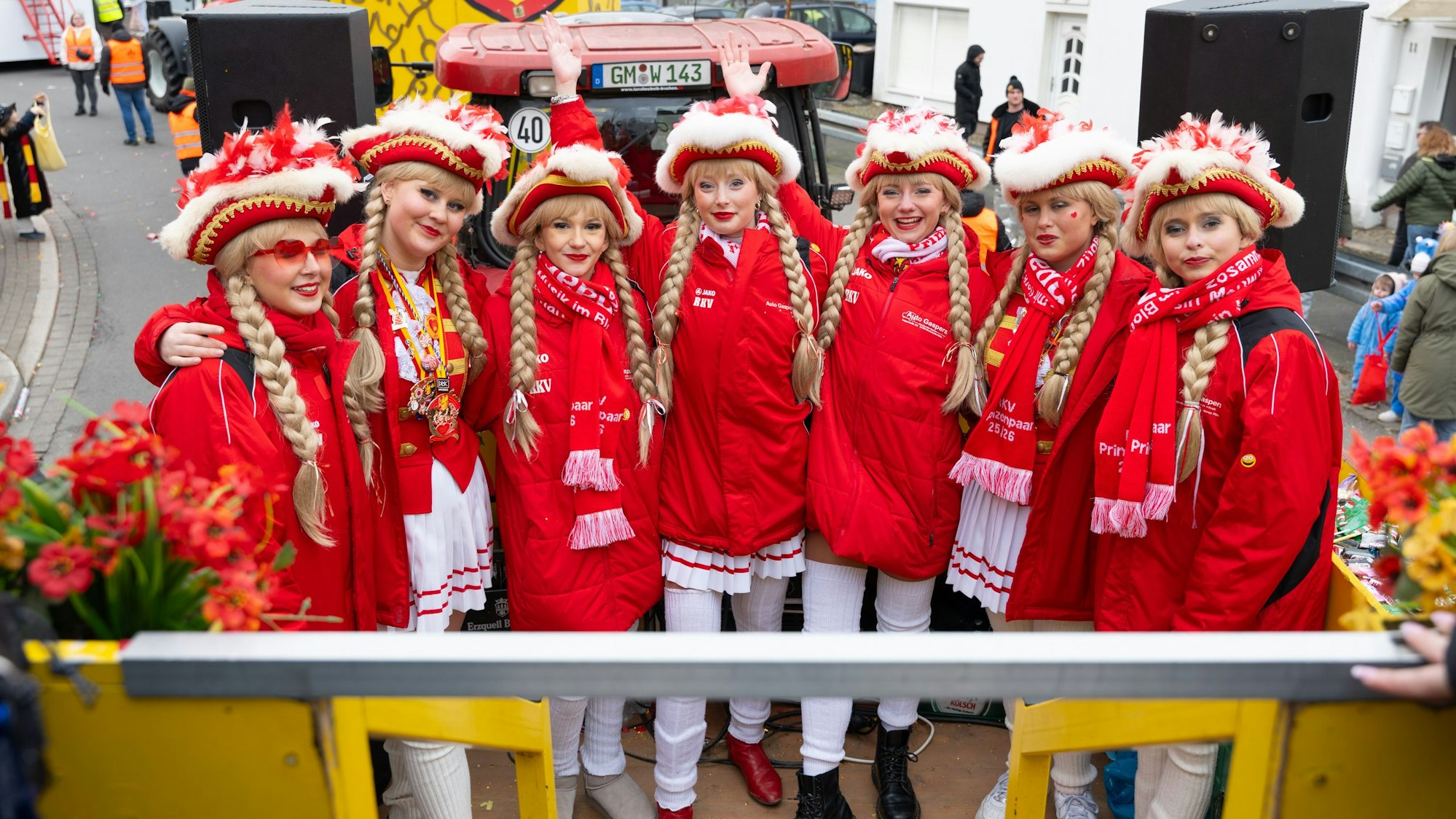 Die Sirenen des RKV auf einem Karnevalswagen.