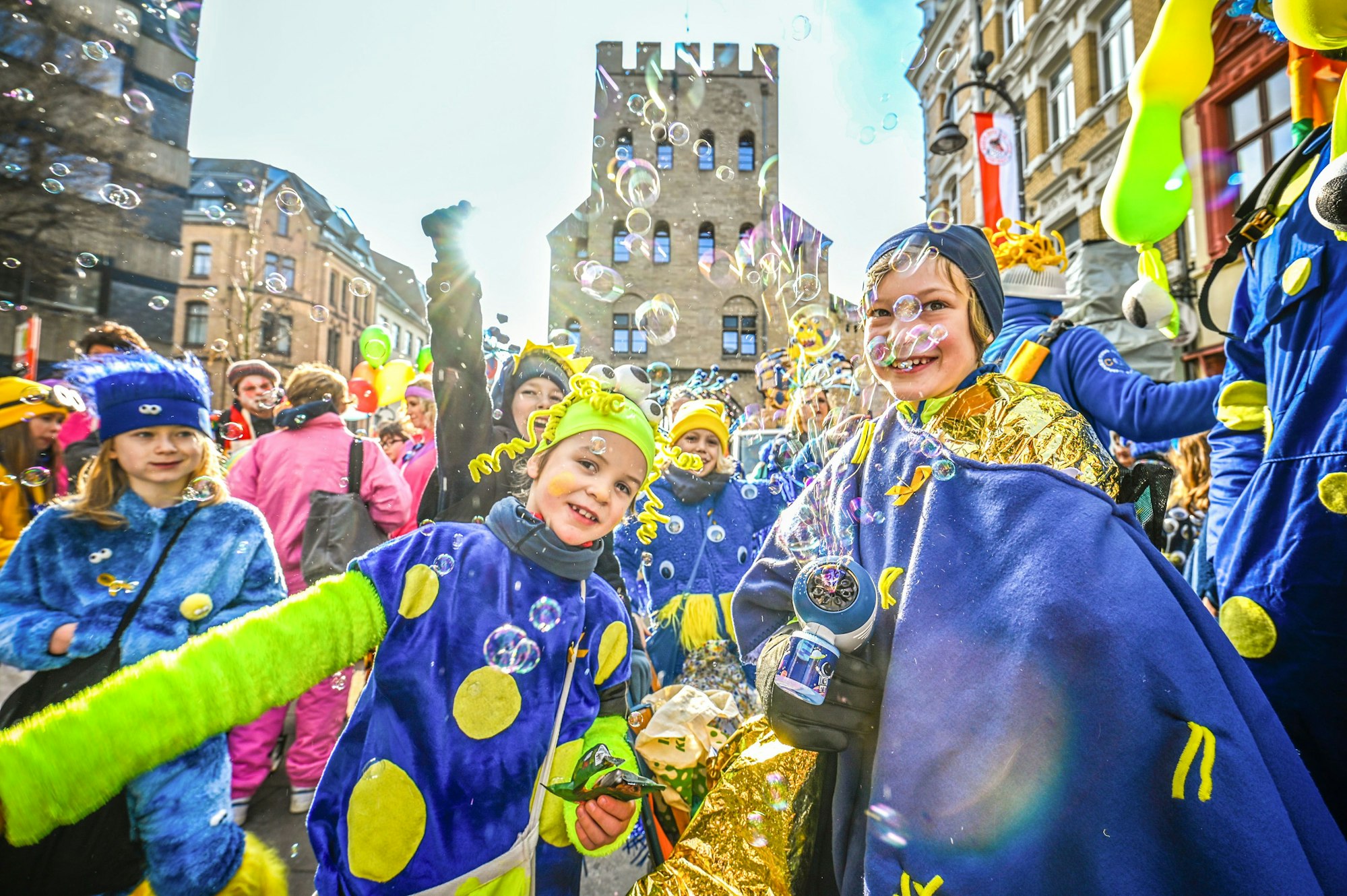 Auch die Pänz der Montessori-Grundschule Gilbachstrasse freuten sich über das tolle Wetter.
