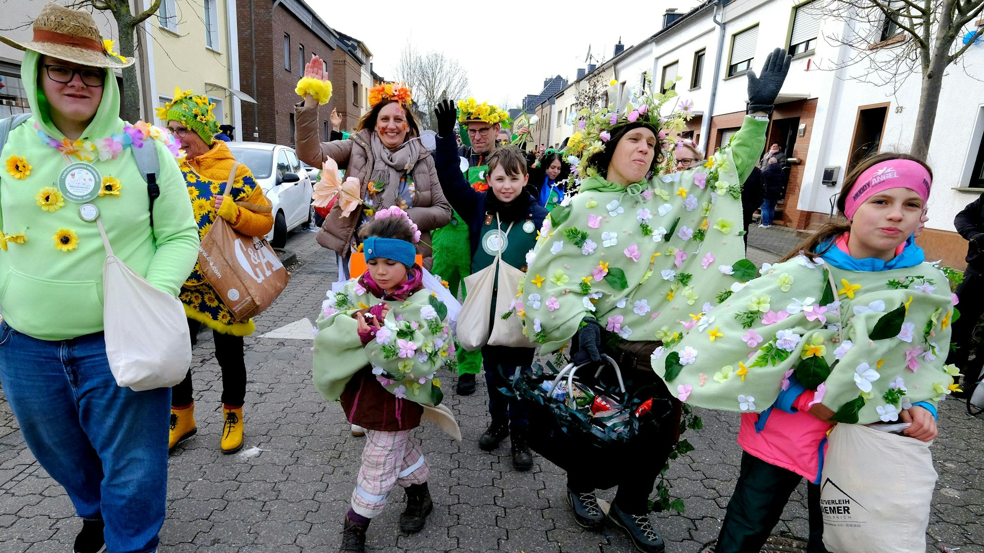 Als bunte Blumenwiese verbreiteten die Aktiven des Familienmesskreises Mechernich einen Hauch von Frühling.