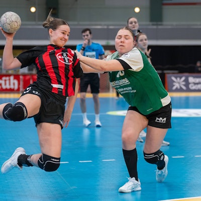 Zweikampf zwischen Sophia Cormann TSV Bayer 04 Leverkusen, 10 und Luisa Krueger SG 09 Kirchhof, 20. TSV Bayer 04 Leverkusen vs. SG 09 Kirchhof, Handball, ALSCO Handballbundesliga Frauen, 18. Spieltag, Saison 2025/2026, 15.02.2026 TSV Bayer 04 Leverkusen vs. SG 09 Kirchhof, Handball, ALSCO Handballbundesliga Frauen, 18. Spieltag, Saison 2025/2026, 15.02.2026 Leverkusen *** duel between Sophia Cormann TSV Bayer 04 Leverkusen, 10 and Luisa Krueger SG 09 Kirchhof, 20 TSV Bayer 04 Leverkusen vs SG 09 Kirchhof, Handball, ALSCO Handball Bundesliga Women, Matchday 18, Season 2025 2026, 15 02 2026 TSV Bayer 04 Leverkusen vs SG 09 Kirchhof, Handball, ALSCO Handball Bundesliga Women, Matchday 18, Season 2025 2026, 15 02 2026 Leverkusen Copyright: xEibner-Pressefoto/ThomasxHaeslerx EP_THR