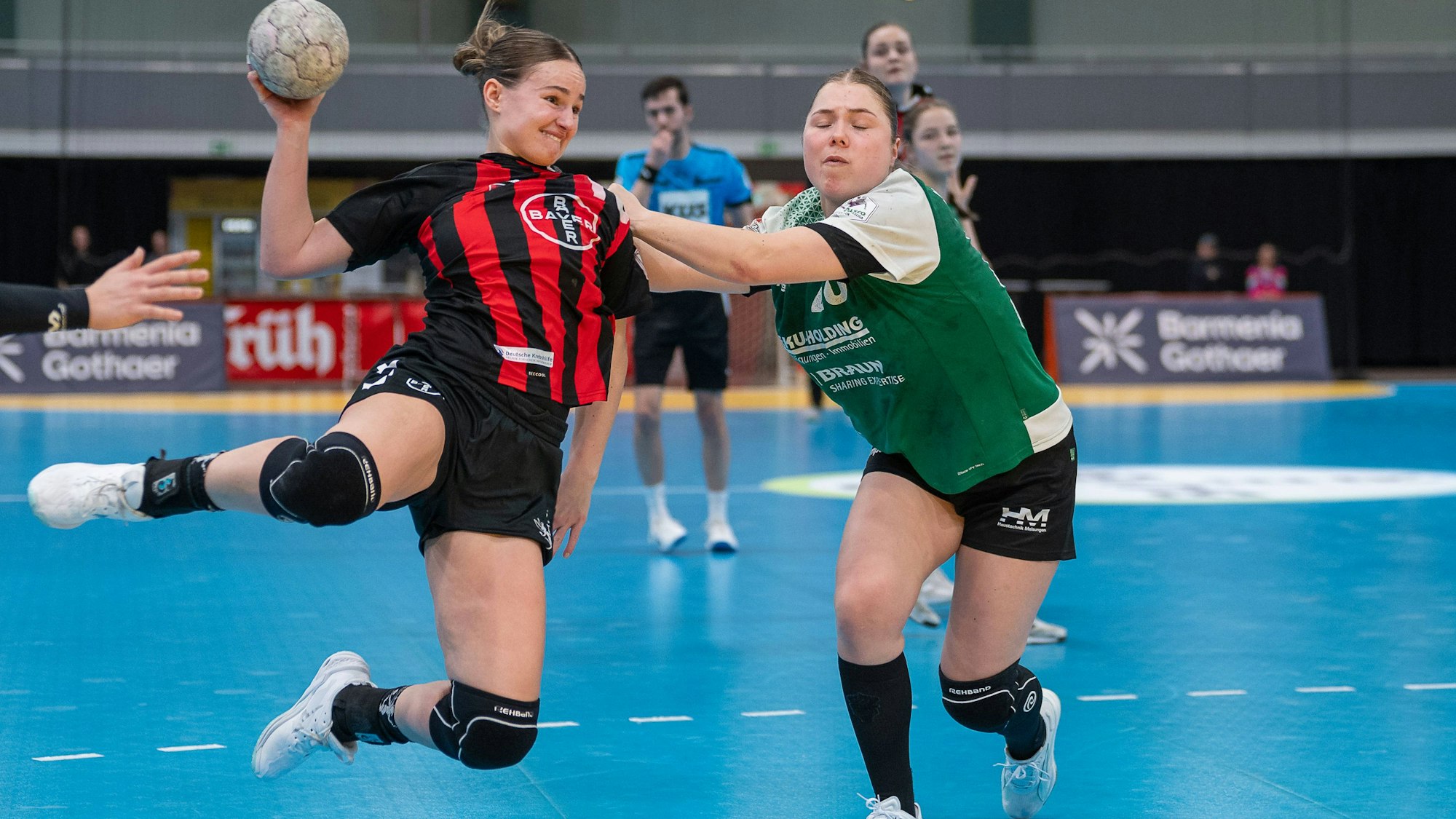 Zweikampf zwischen Sophia Cormann TSV Bayer 04 Leverkusen, 10 und Luisa Krueger SG 09 Kirchhof, 20. TSV Bayer 04 Leverkusen vs. SG 09 Kirchhof, Handball, ALSCO Handballbundesliga Frauen, 18. Spieltag, Saison 2025/2026, 15.02.2026 TSV Bayer 04 Leverkusen vs. SG 09 Kirchhof, Handball, ALSCO Handballbundesliga Frauen, 18. Spieltag, Saison 2025/2026, 15.02.2026 Leverkusen *** duel between Sophia Cormann TSV Bayer 04 Leverkusen, 10 and Luisa Krueger SG 09 Kirchhof, 20 TSV Bayer 04 Leverkusen vs SG 09 Kirchhof, Handball, ALSCO Handball Bundesliga Women, Matchday 18, Season 2025 2026, 15 02 2026 TSV Bayer 04 Leverkusen vs SG 09 Kirchhof, Handball, ALSCO Handball Bundesliga Women, Matchday 18, Season 2025 2026, 15 02 2026 Leverkusen Copyright: xEibner-Pressefoto/ThomasxHaeslerx EP_THR