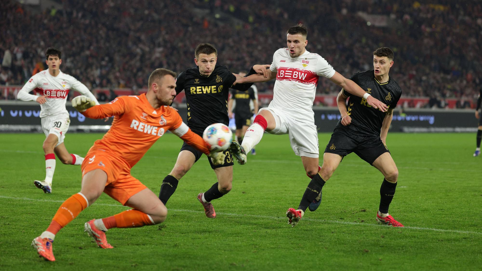 Demirovic ist Martel entwischt, Marvin Schwäbe hat keine Abwehrchance - 1:2.