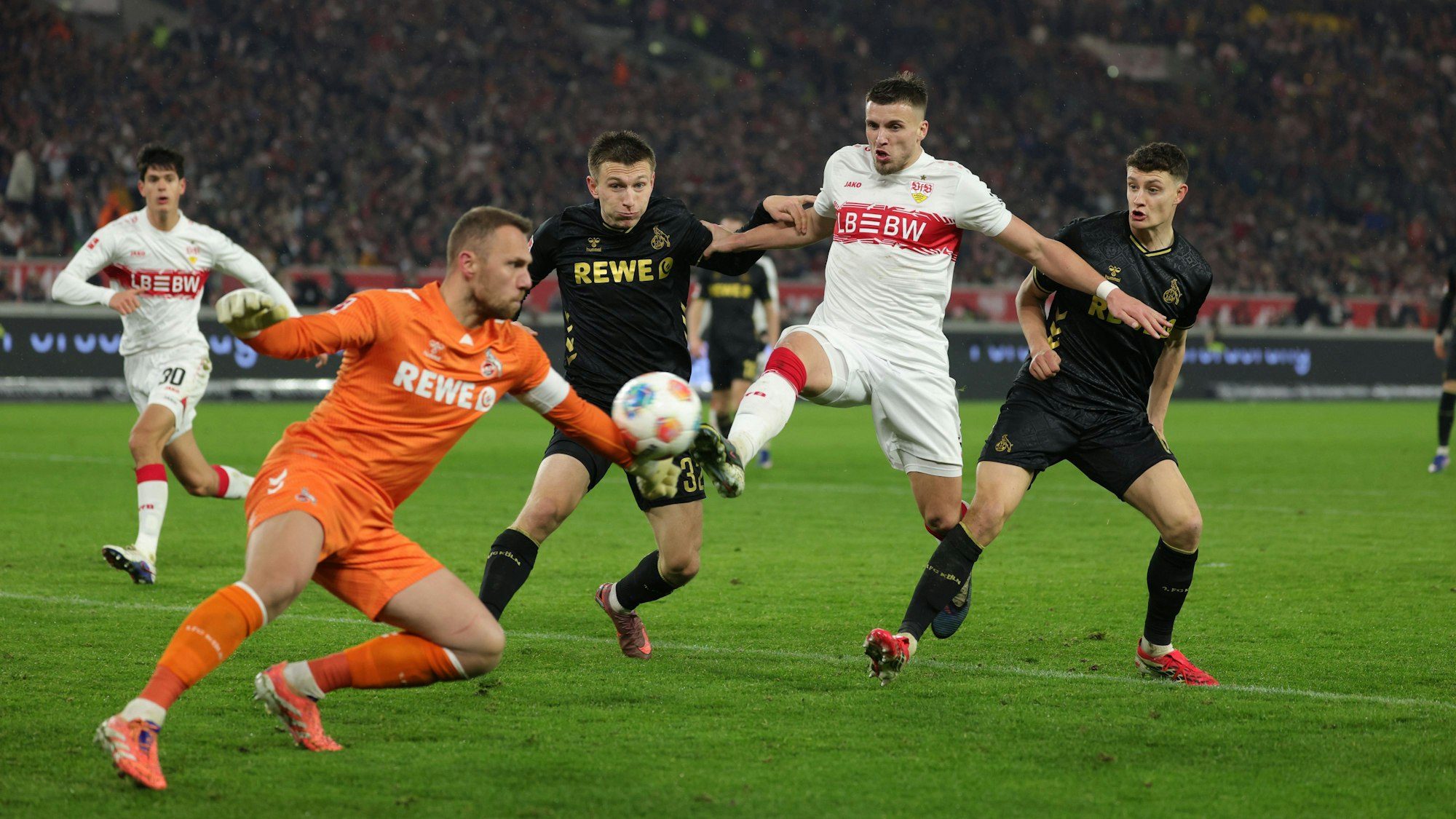 Demirovic ist Martel entwischt, Marvin Schwäbe hat keine Abwehrchance - 1:2.