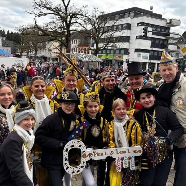 Bürgermeister Viehof gemeinsam mit den Prinzenpaaren und deren Gefolge.