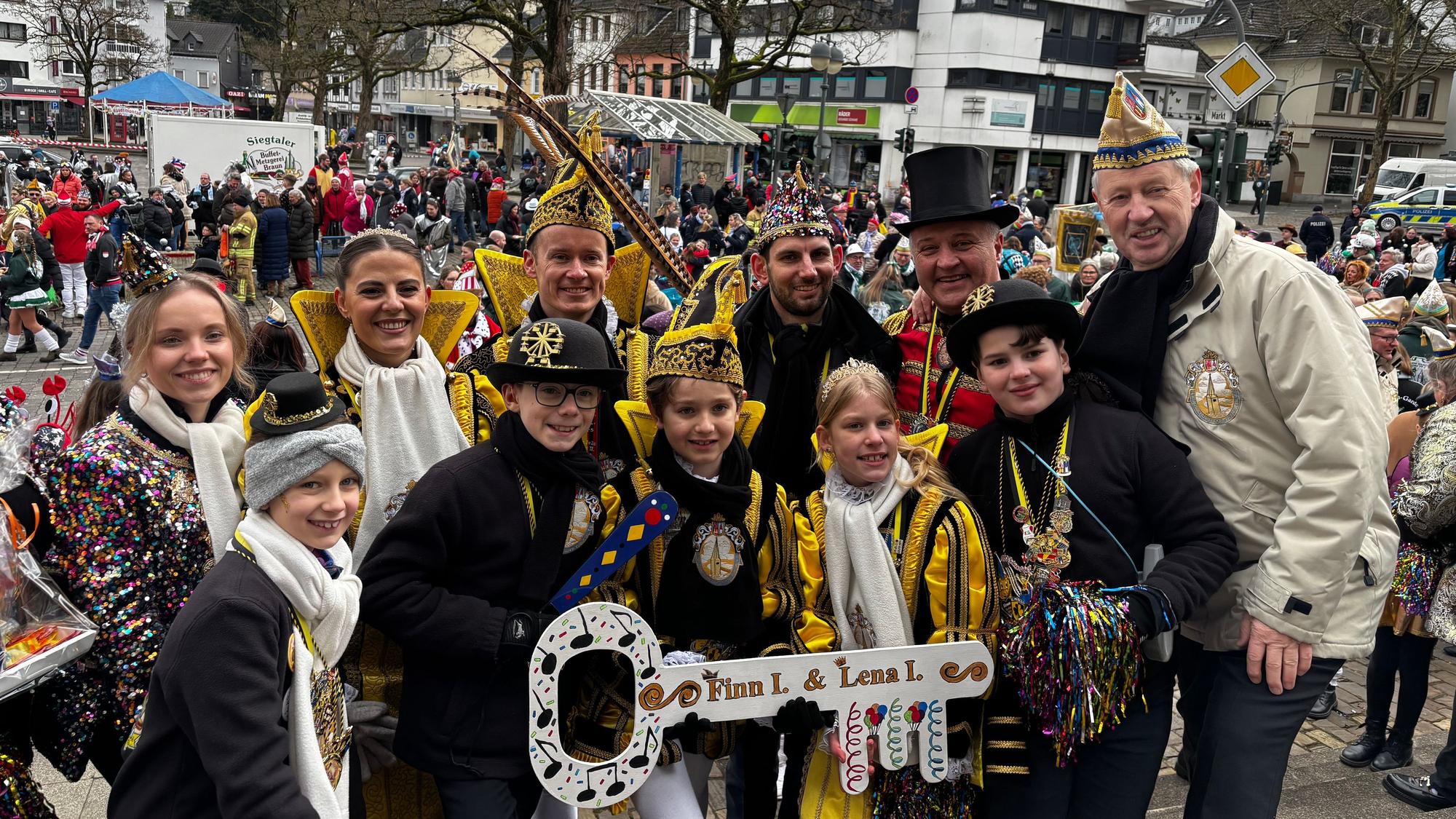 Bürgermeister Viehof gemeinsam mit den Prinzenpaaren und deren Gefolge.