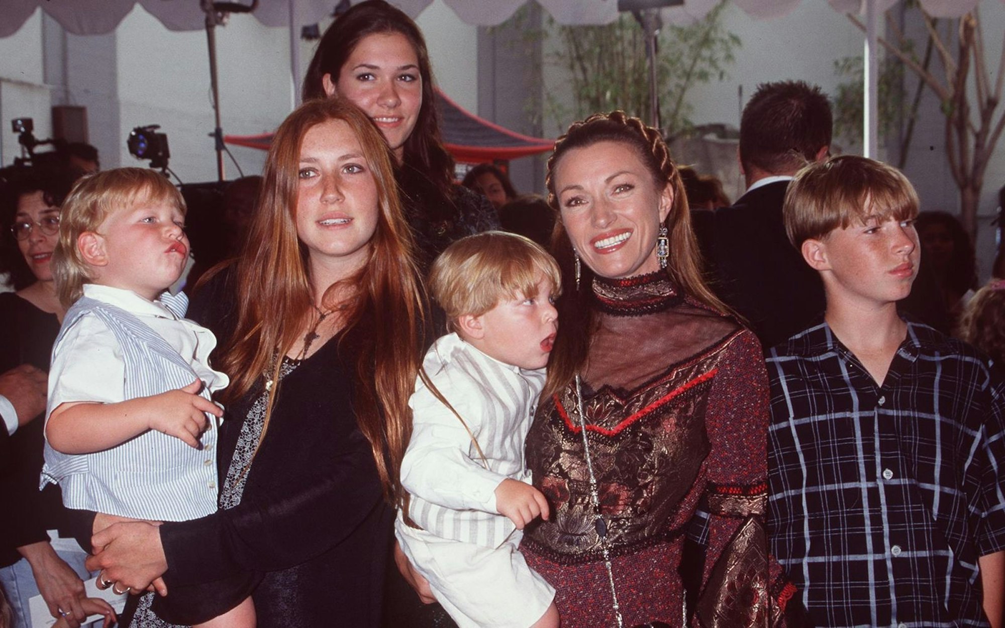 Jane Seymour - hier bei einer Filmpremiere 1998 - ist stolze Mutter von einer Tochter, einem Sohn und Zwillingen. (Bild: Brenda Chase)