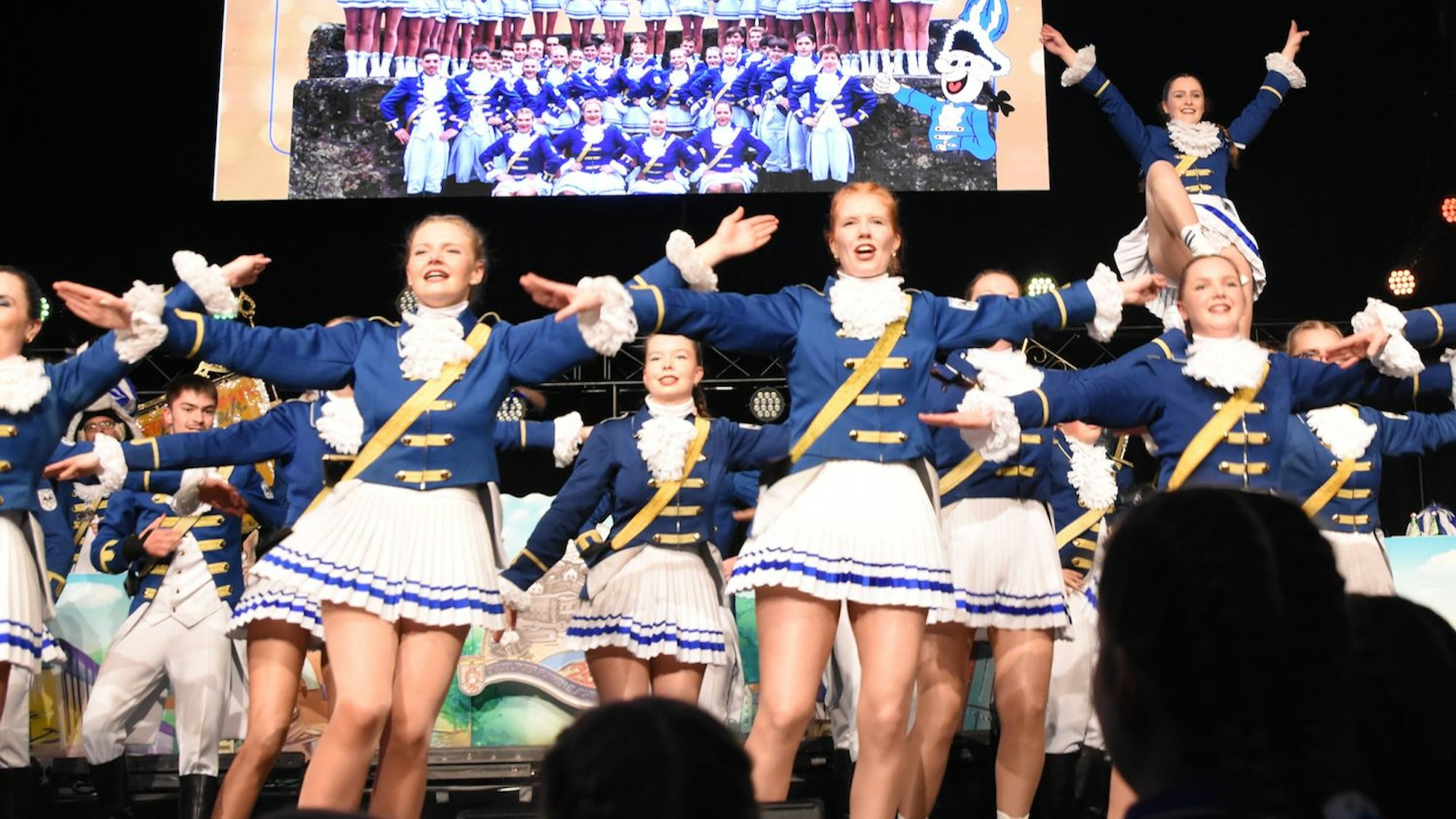 „Mädels Ihr seid die Besten“: Die Seniorentänzerinnen der Funken Blau-Weiss wurden bei ihrem Auftritt im Siegburger Rhein-Sieg-Forum gefeiert.