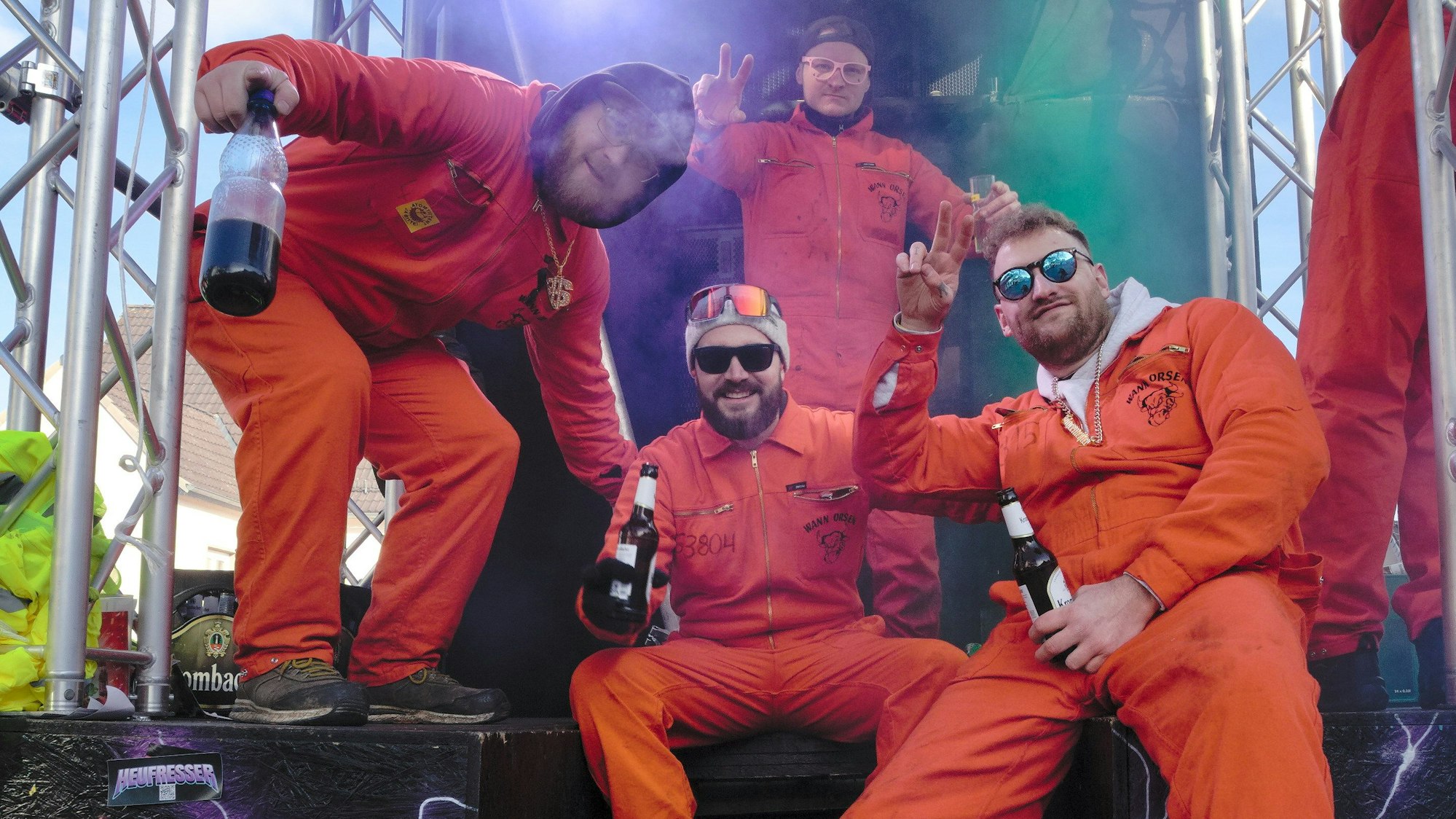 Eine Gruppe bei einem Karnevalszug.