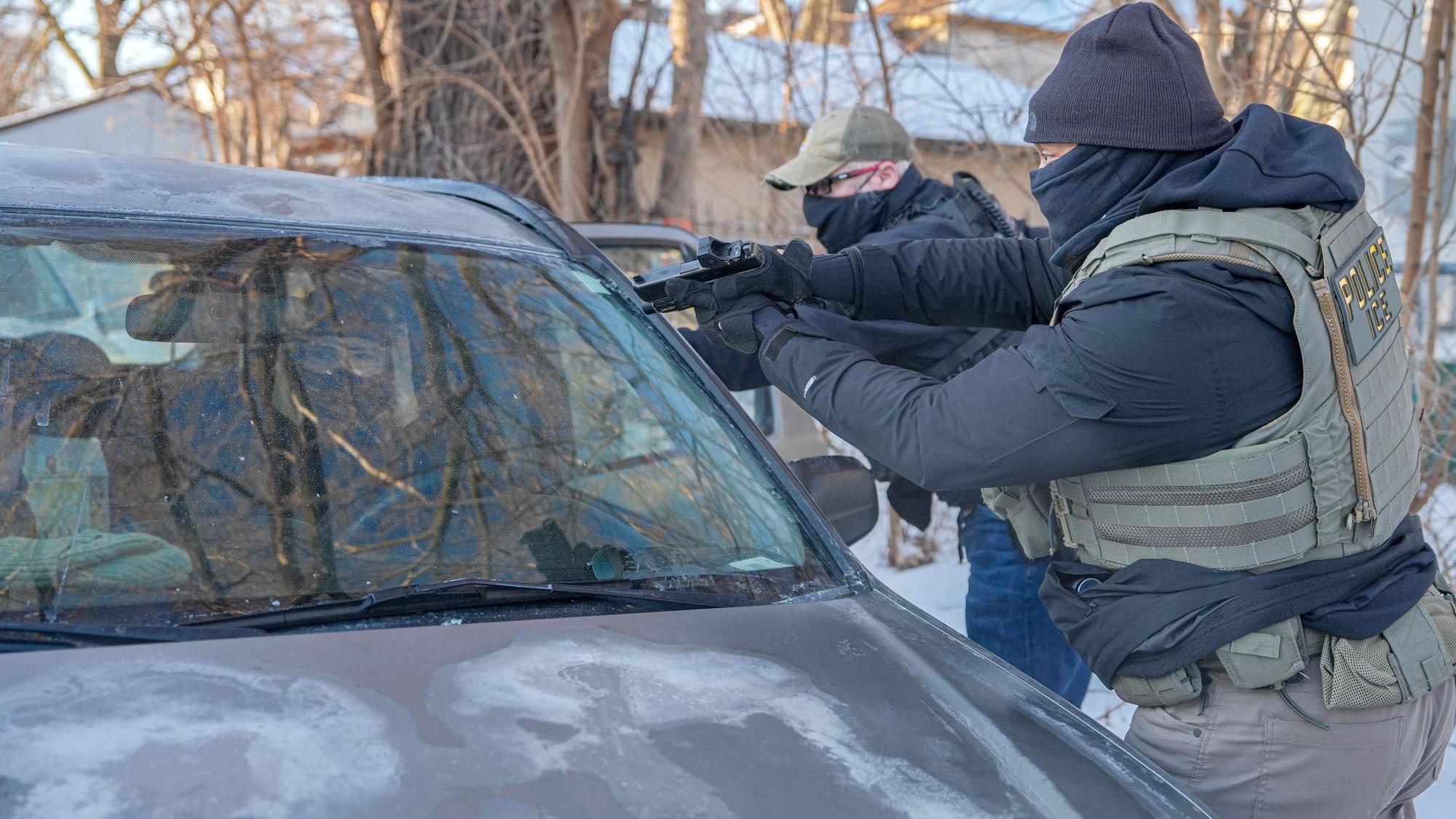 USA, Minneapolis: Aktivisten werden von Bundesbeamten mit gezogener Waffe angesprochen, weil sie den Fahrzeugen des Beamten gefolgt sind. (Archvibild)