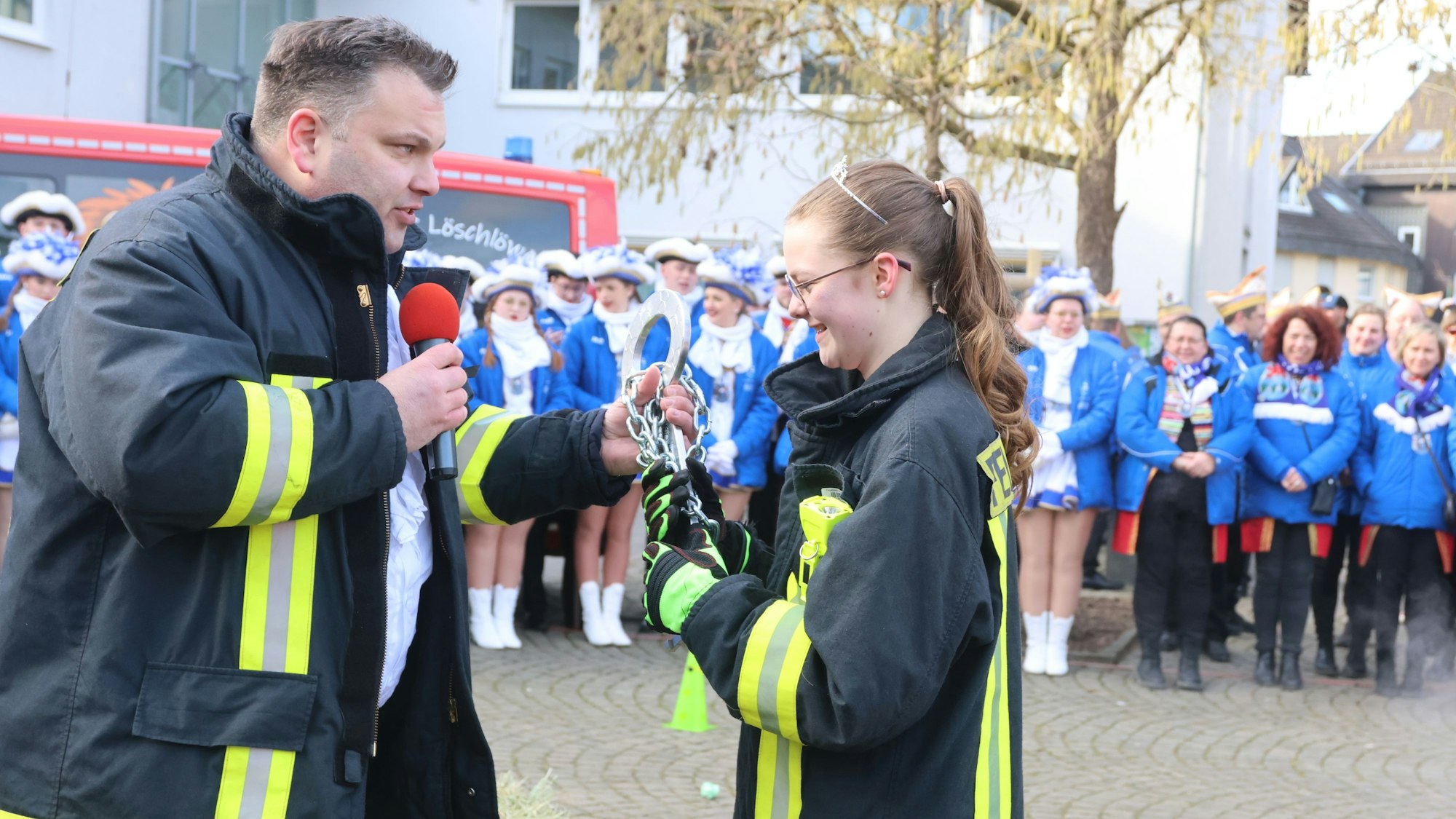 Morsbachs Bürgermeister Jan Schumacher übergibt Liya den Schlüssel.