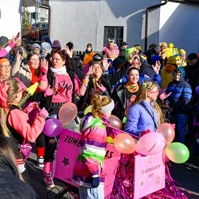 Rosafarbene Anzüge trugen die „Zumba Chicas“.