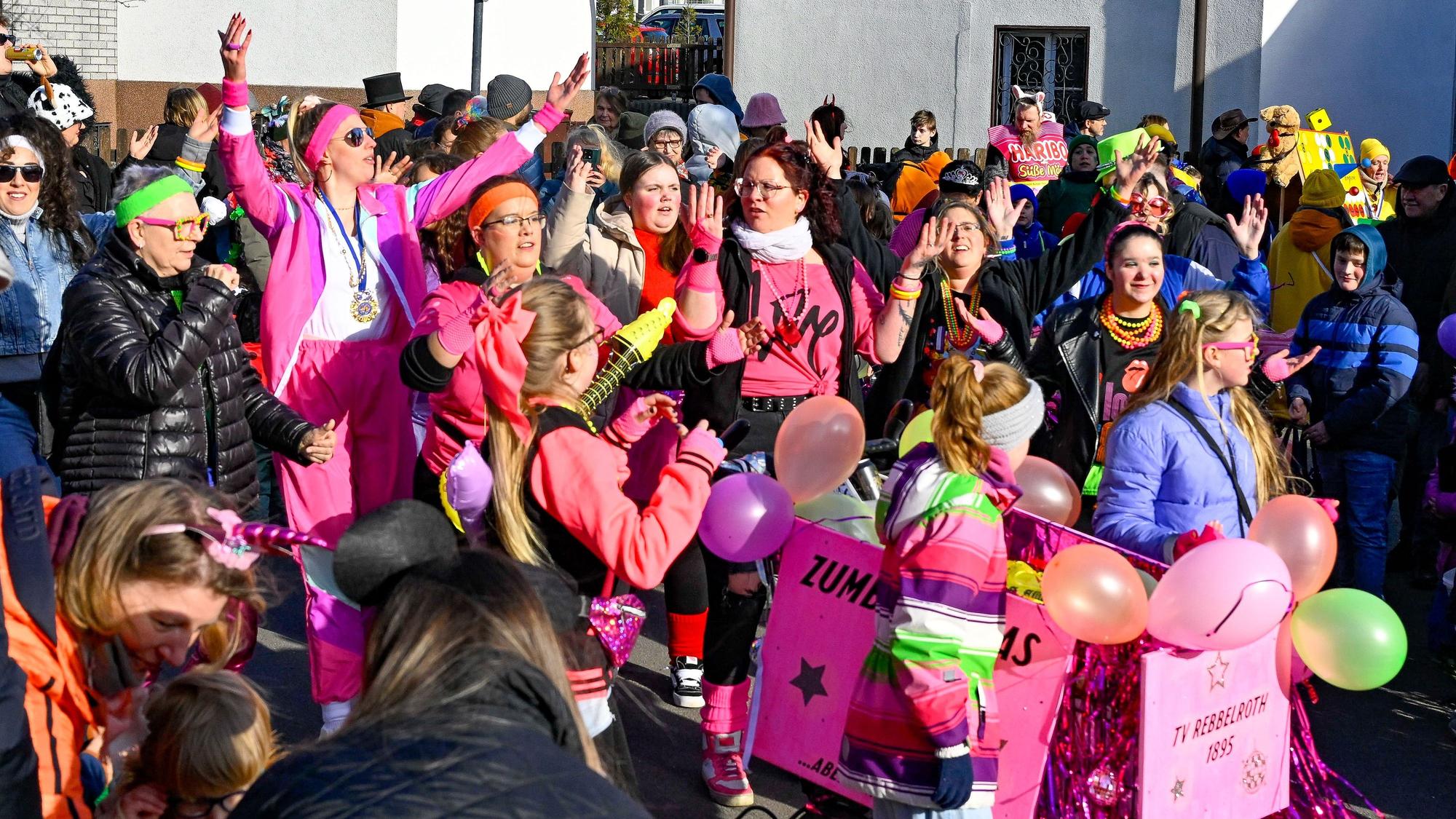 Rosafarbene Anzüge trugen die „Zumba Chicas“.