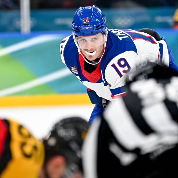 Matthew Tkachuk beobachtet ein Bully.