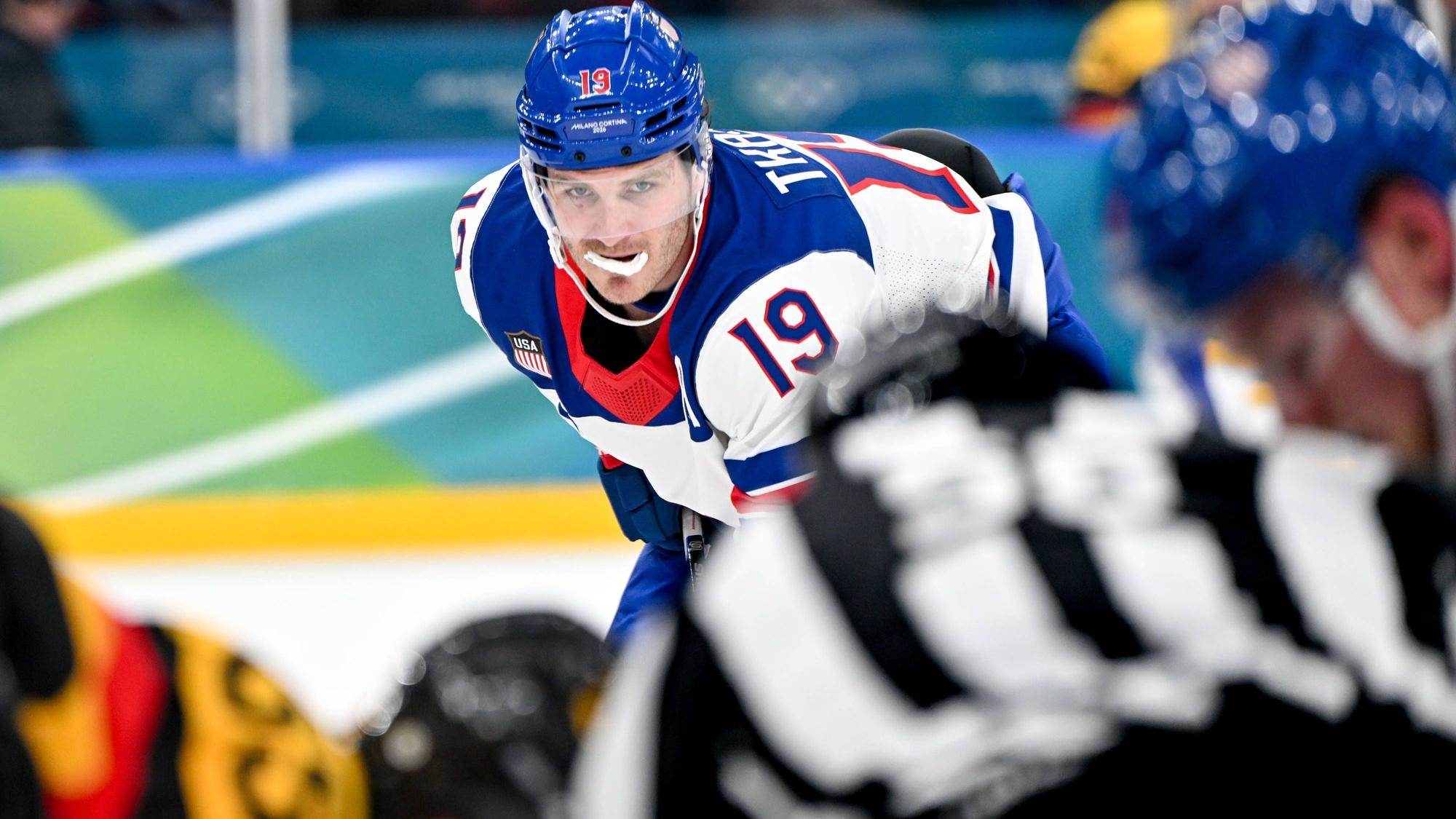 Matthew Tkachuk beobachtet ein Bully.