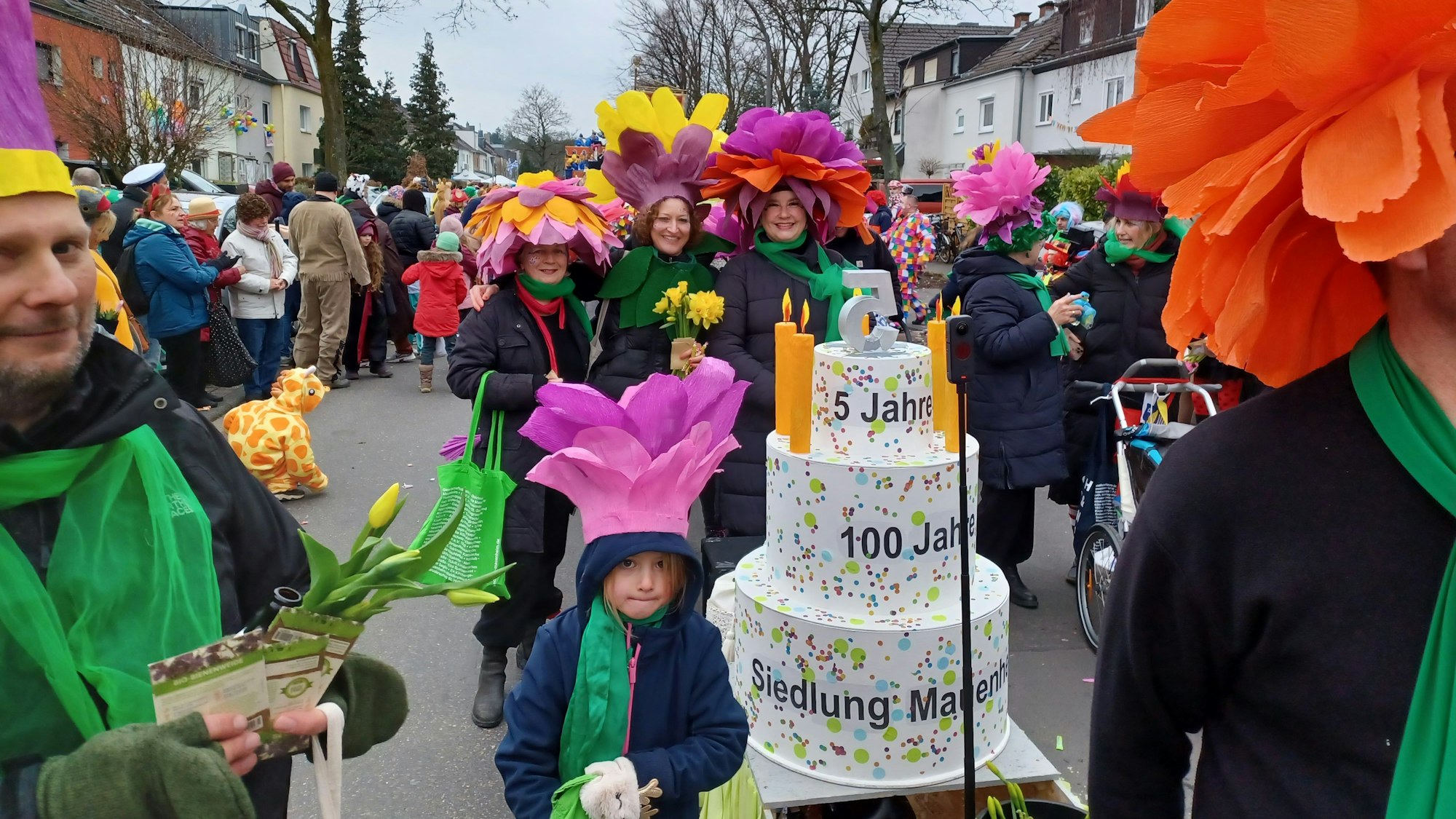Eine Fußgruppe hat eine Geburtstagstorte dabei.