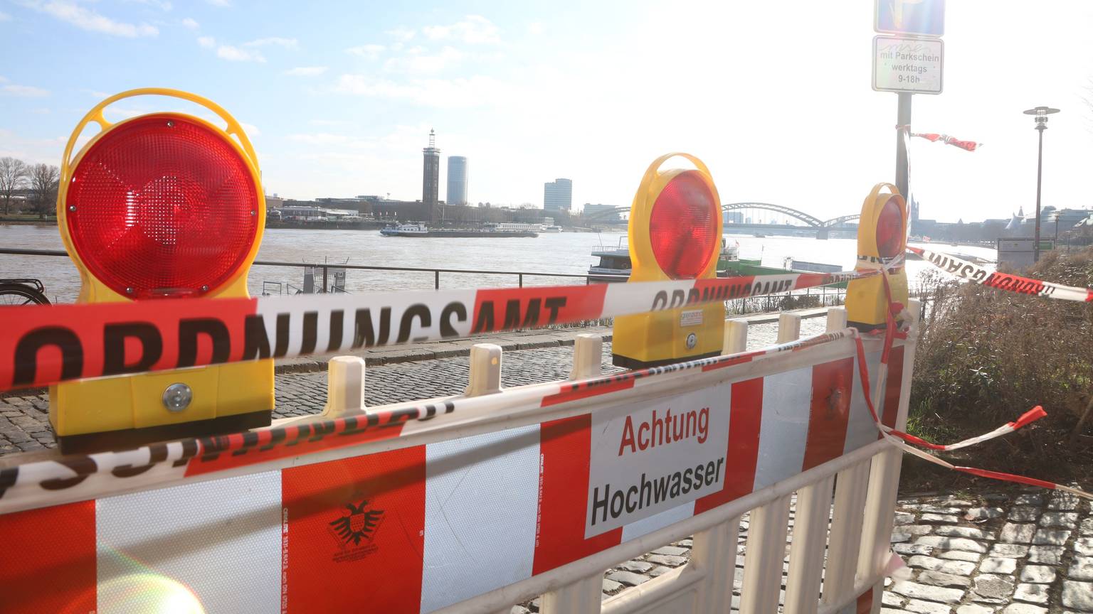 Der Rheinpegel steigt derzeit stark.