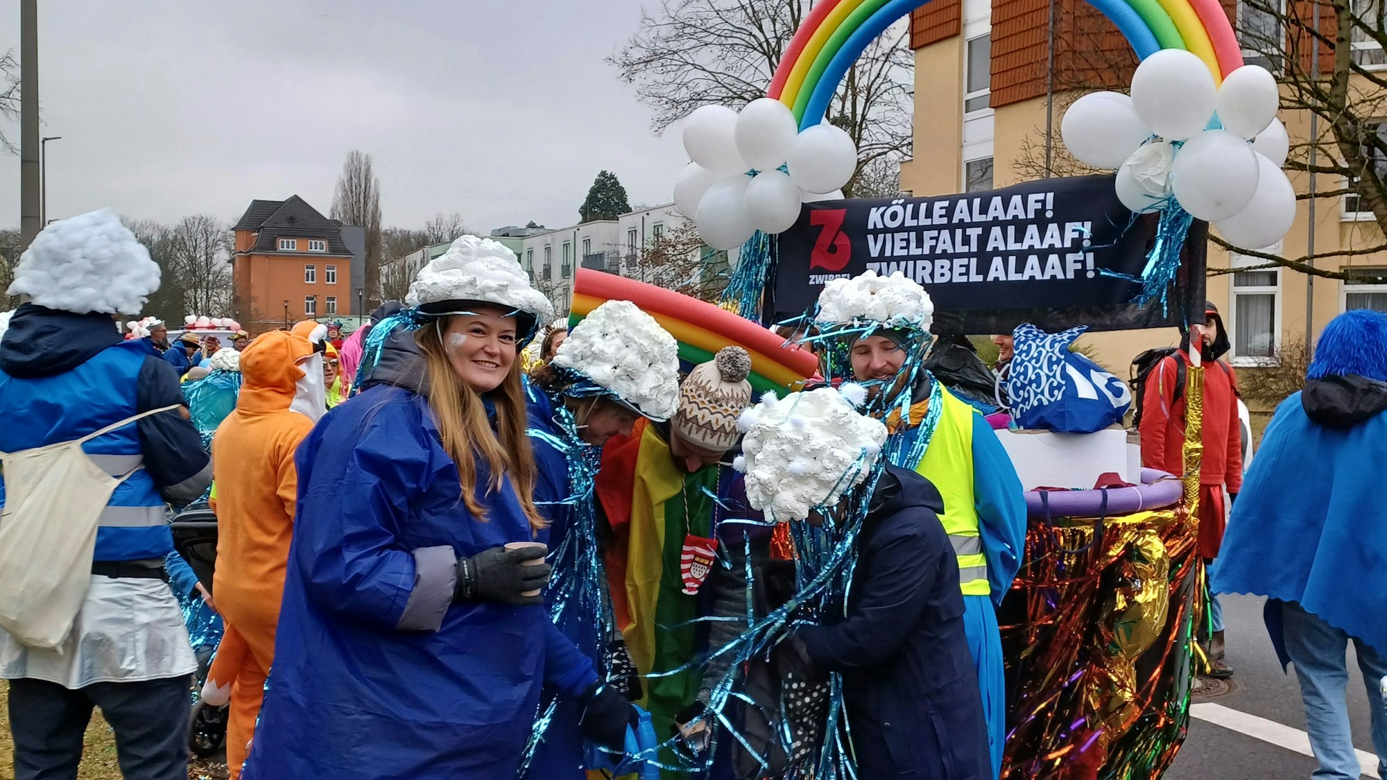 Menschen sind als Wolken verkleidet.
