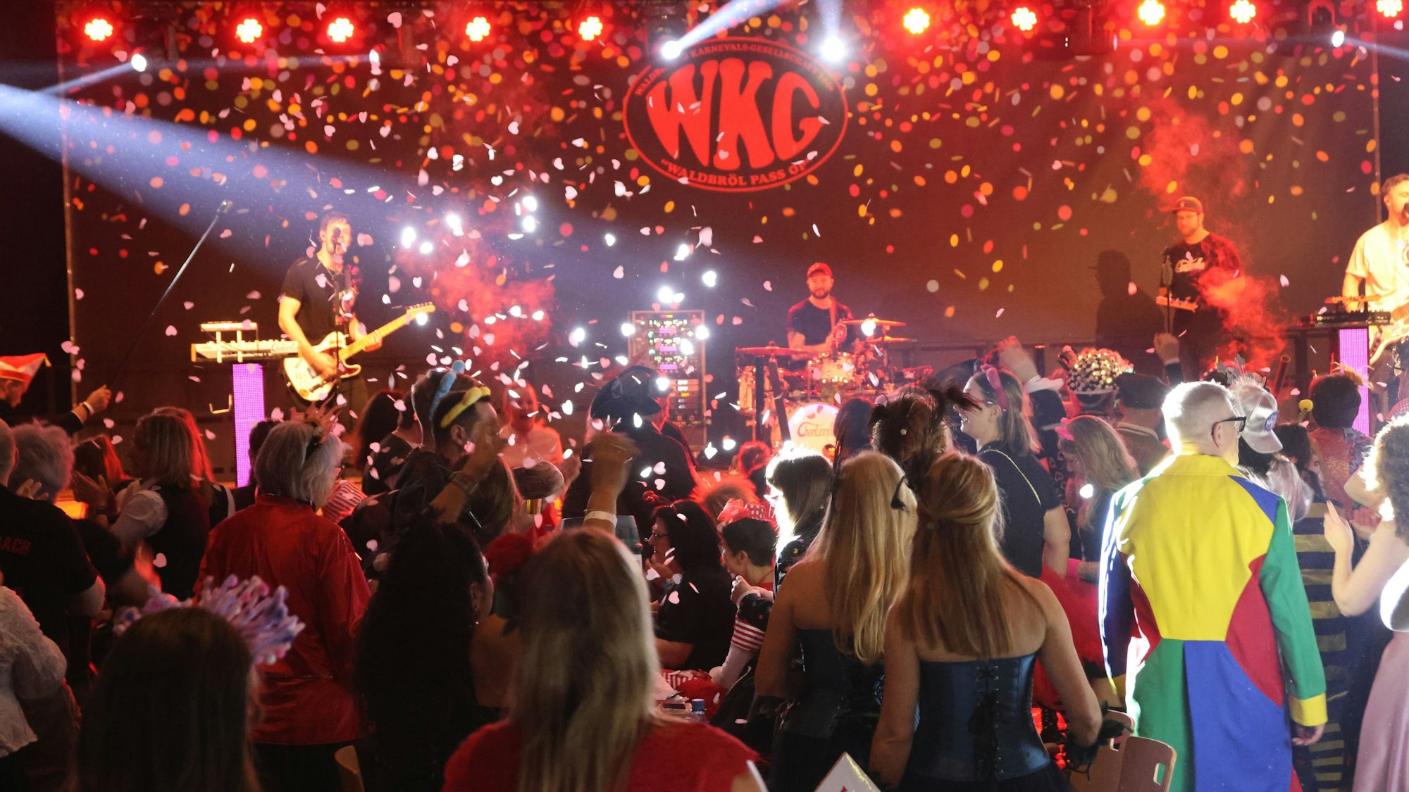 Konfetti regnet es bei der Prunksitzung der Waldbröler Karnevalsgesellschaft vor der Bühne.