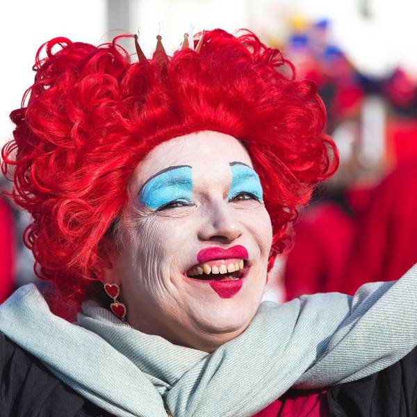 Eine Frau ist als Clown geschminkt.