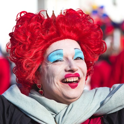 Eine Frau ist als Clown geschminkt.