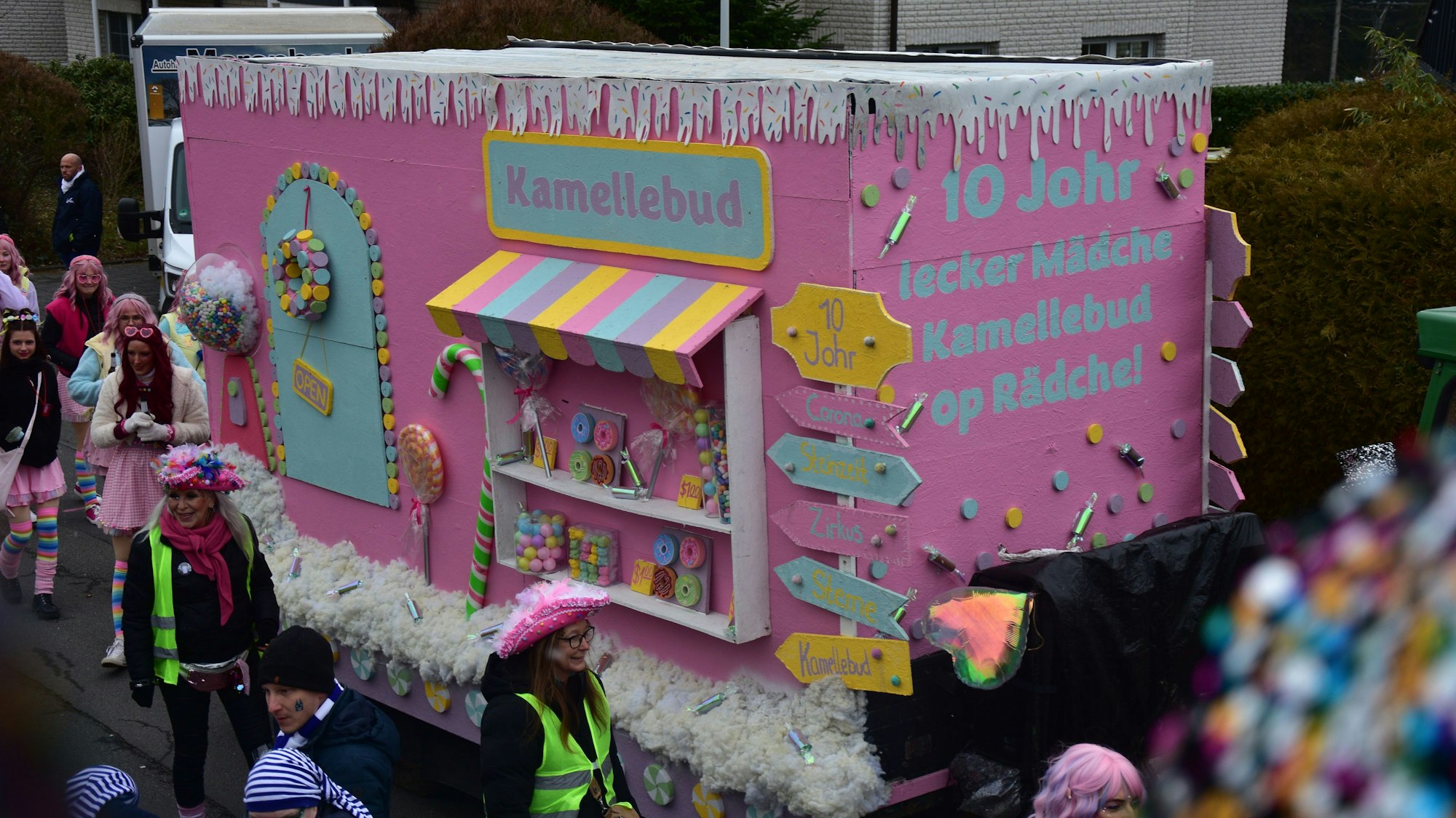 Karnevalszug in Seelscheid: Von Finja I. zum schönsten Wagen erklärt: Die Kamellebud der „Mädels vom Lande“