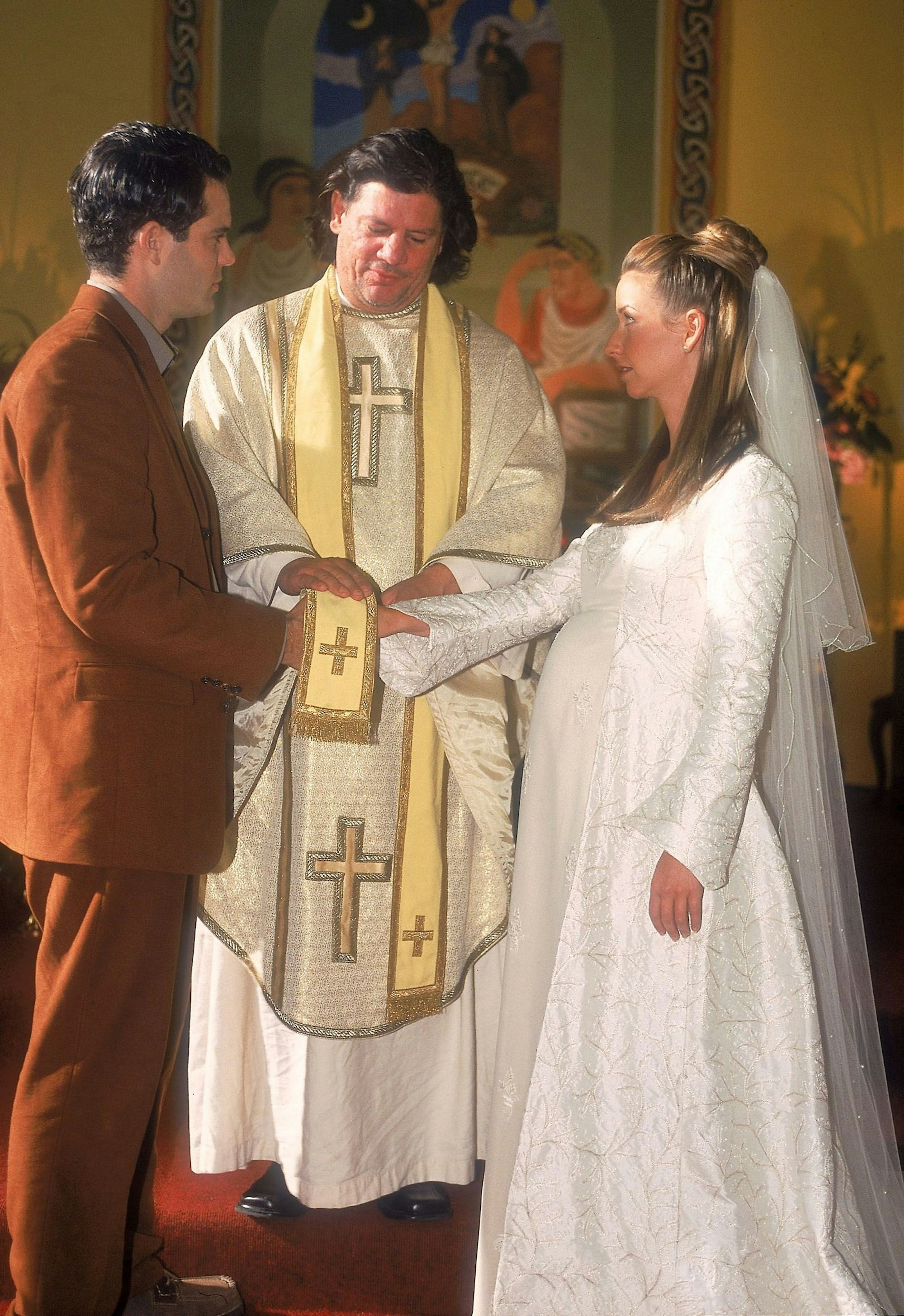 Eine der wenigen sanften Rollen von Claude-Oliver Rudolph: 2003 traute er als Father O'Brian (Mitte) bei „Unter uns“ das Paar Till (Ben Ruedinger) und Ute (Isabell Hertel). (Bild: RTL / Frank Pick)
