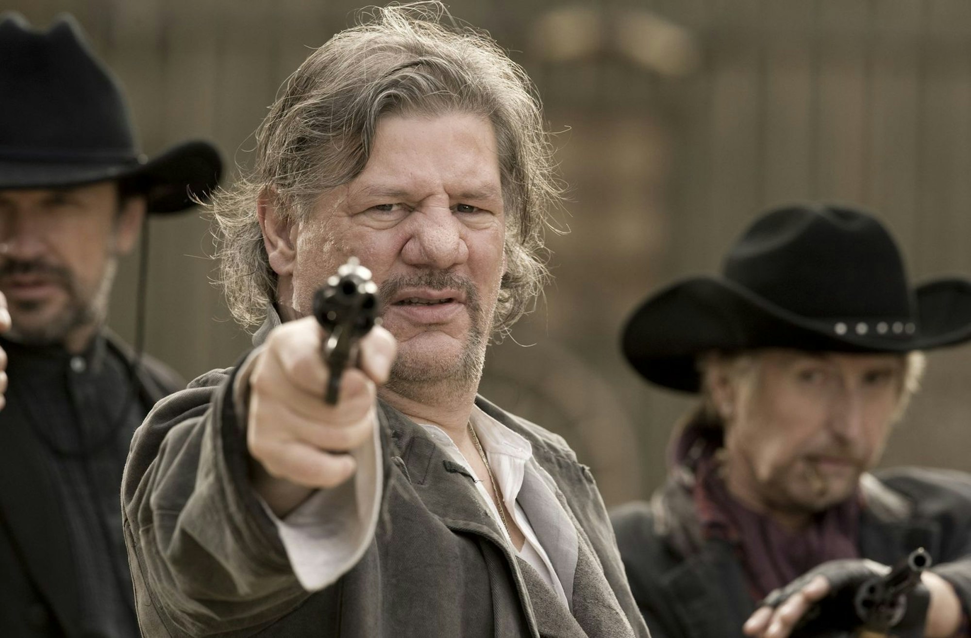 Für „5 nach 12“, die 300. Folge von „Großstadtrevier“ (2011), kam es zu einem Wiedersehen der halben „Das Boot“-Besatzung. Neben Rudolph (Mitte) als Revolverheld Frank spielten auch Martin Semmelroggge (rechts) und Martin May als seine Brüder Colby und Ben mit. Sie wollten Sheriff Clint ans Leder - gespielt von „Boot“-Kumpel Jan Fedder. (Bild: ARD / Thorsten Jander)