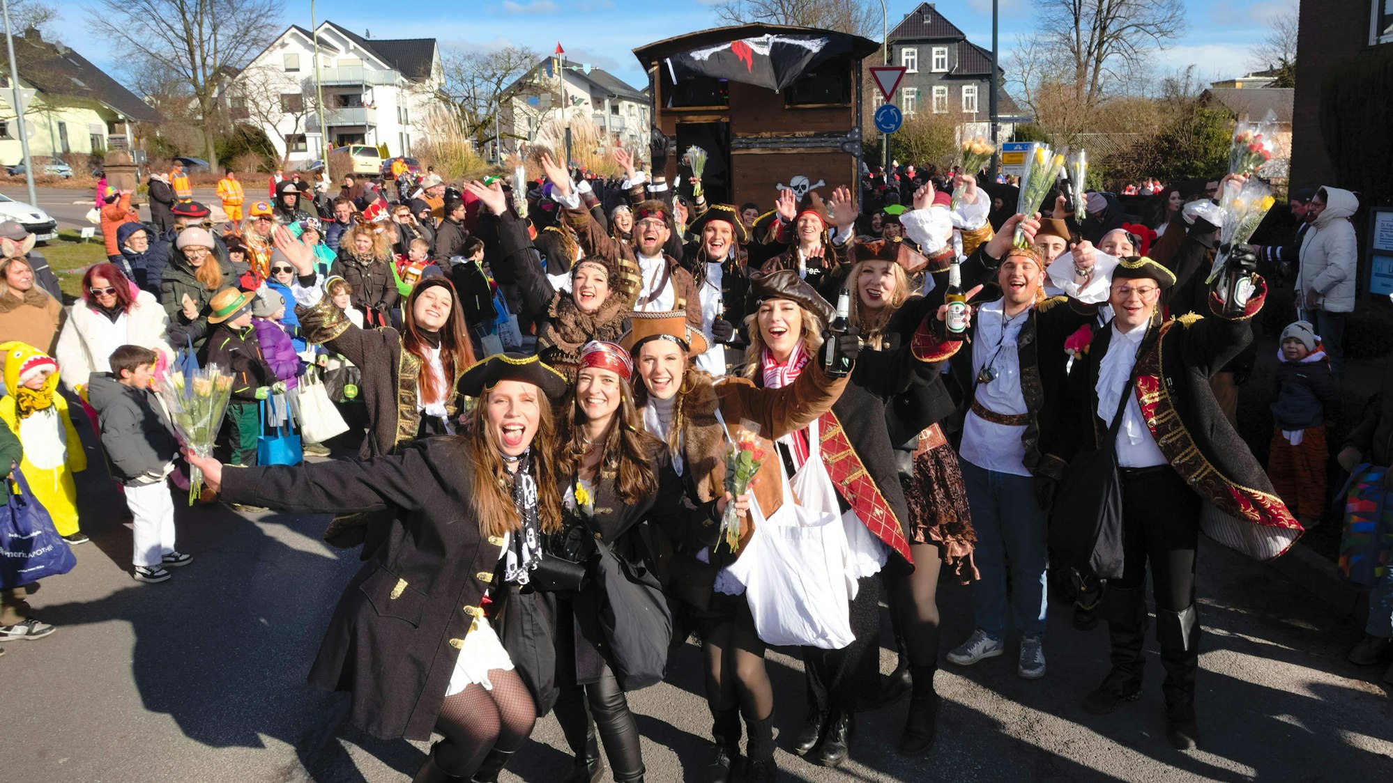 Eine Gruppe Piraten bei einem Karnevalszug.