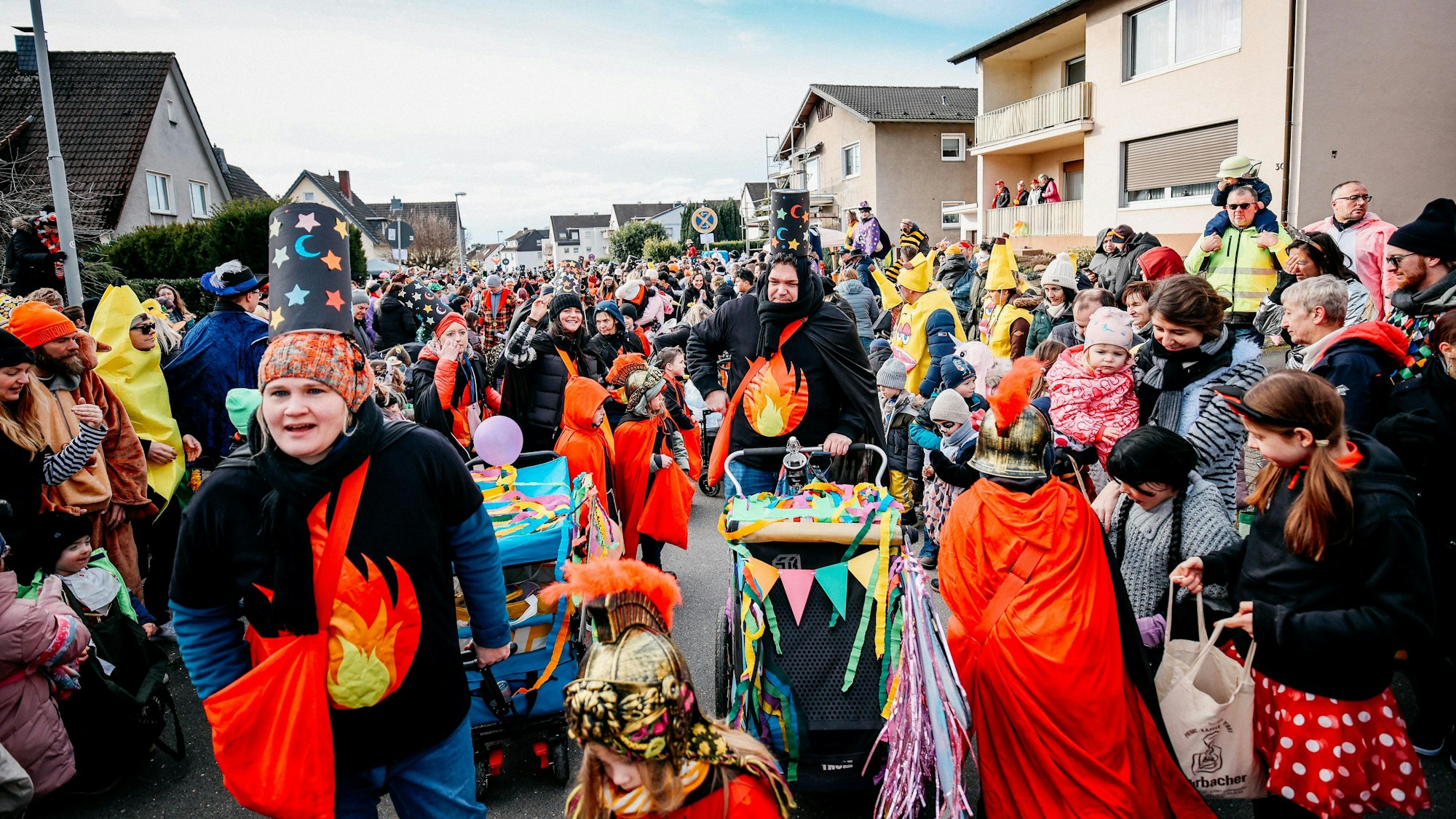 Der Karnevalszug in Lützenkirchen zieht durch die Straßen.