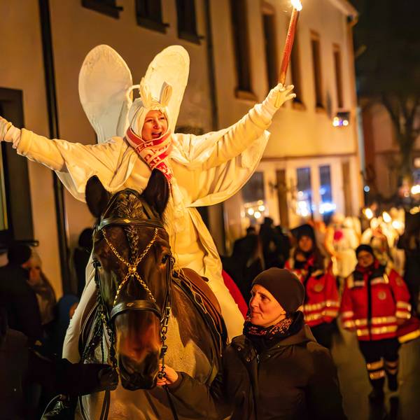 Als geflügelter Obergeist reitet Prinzessin Eva I (Walber) hoch zu Ross dem Geisterzug voran.
