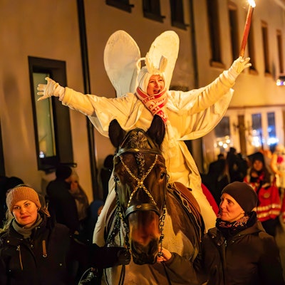 Als geflügelter Obergeist reitet Prinzessin Eva I (Walber) hoch zu Ross dem Geisterzug voran.
